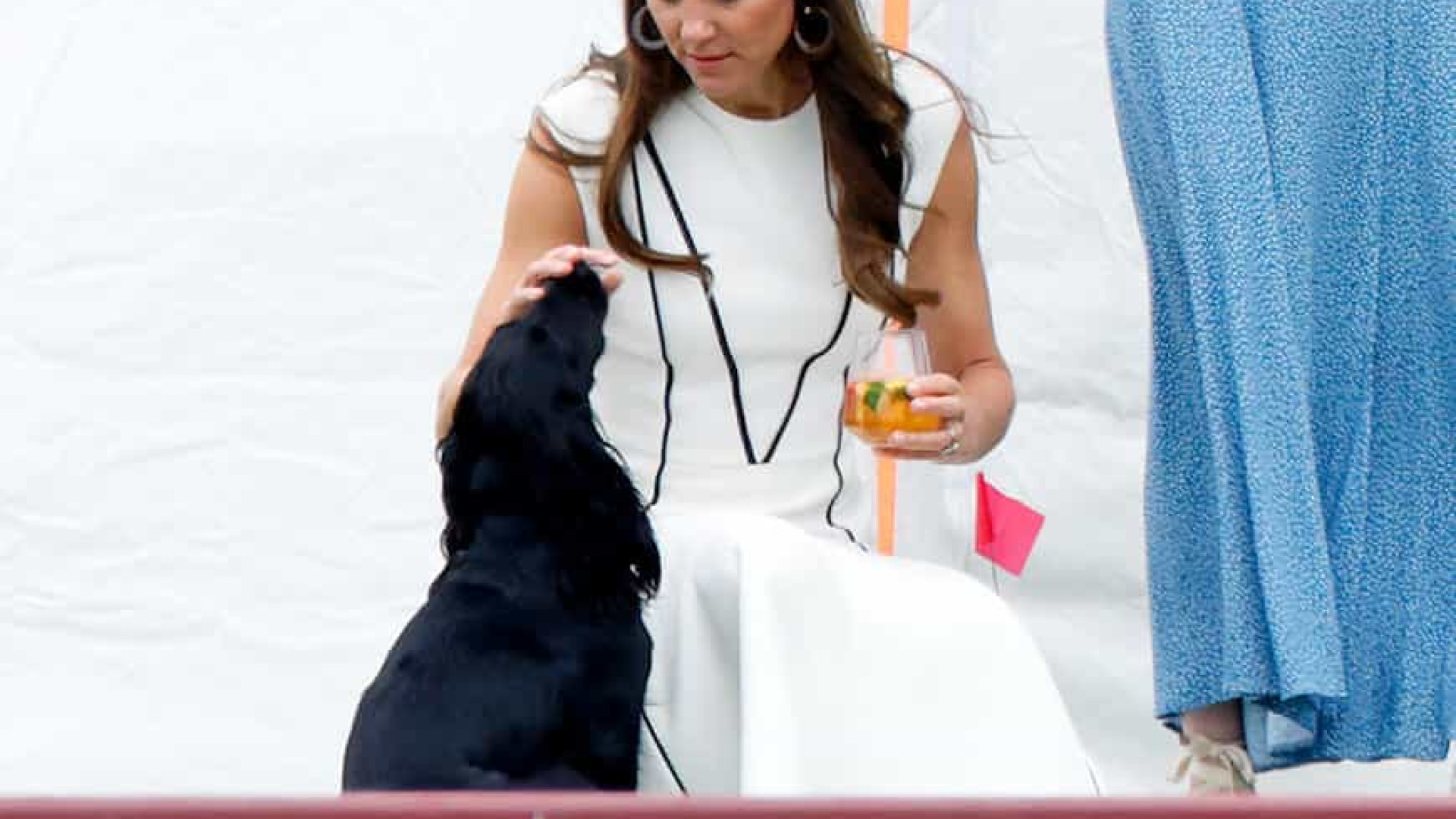 William e Kate Middleton divertem-se com a sua cadela em evento