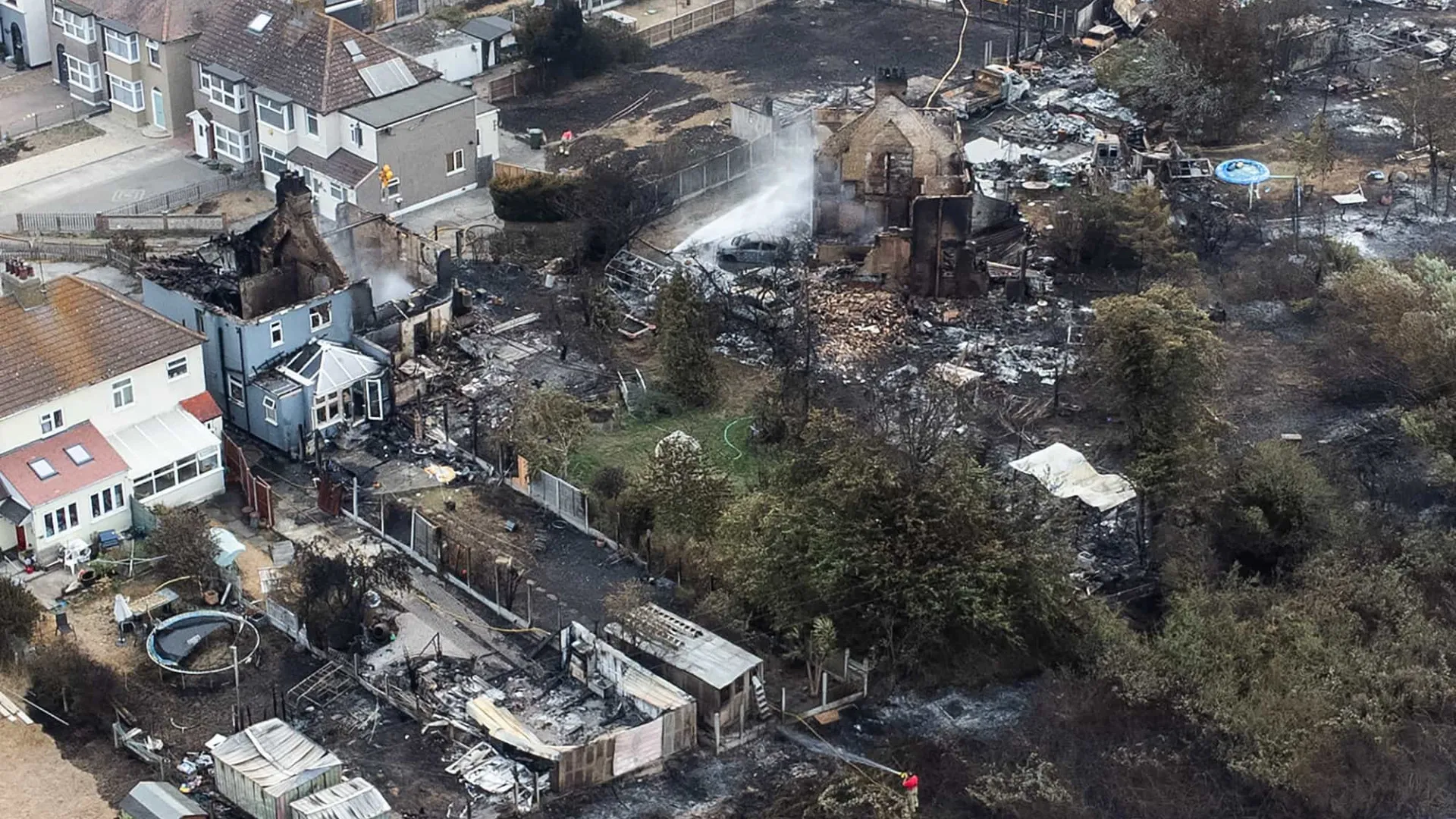 Incêndios em Londres destruíram mais de 40 propriedades