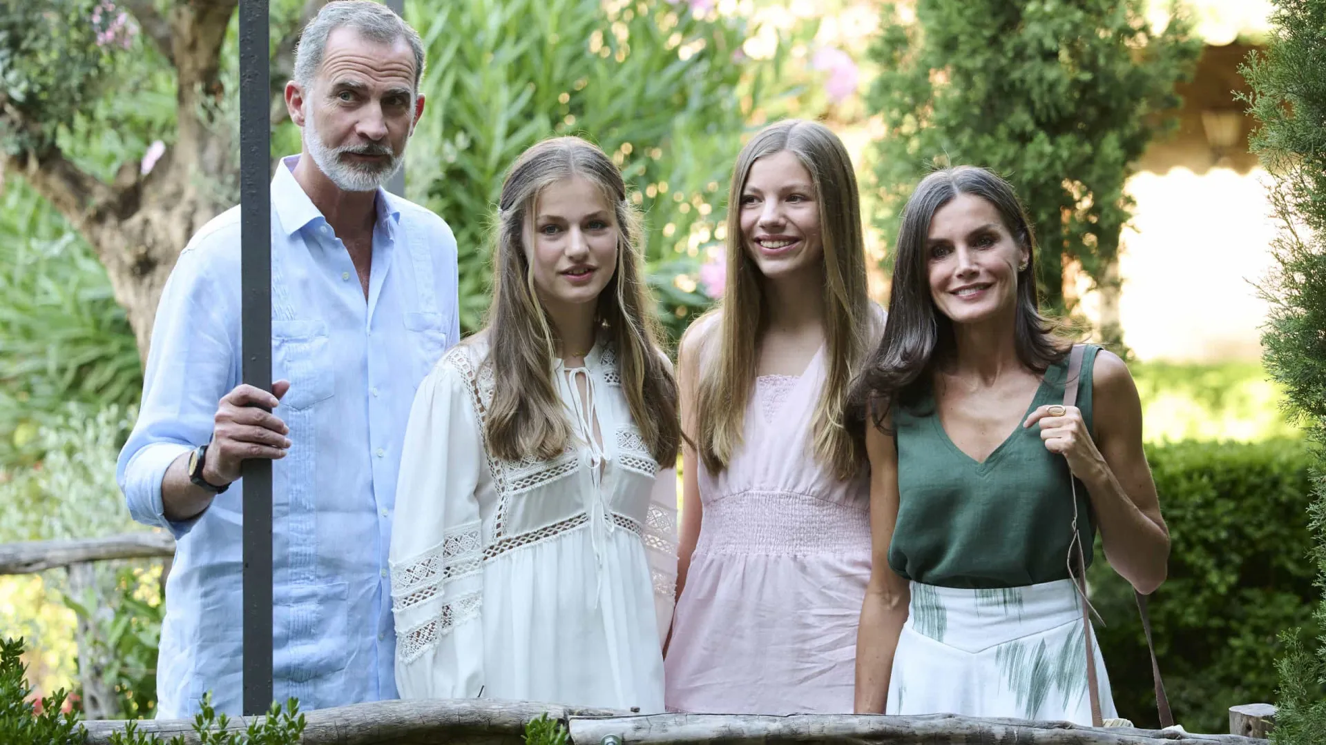 Reis de Espanha e filhas passeiam durante visita a Palma de Maiorca