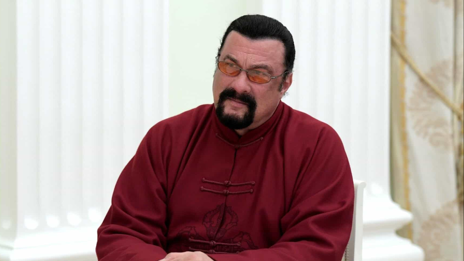 Steven Seagal, que apoia a Rússia, faz documentário na Ucrânia