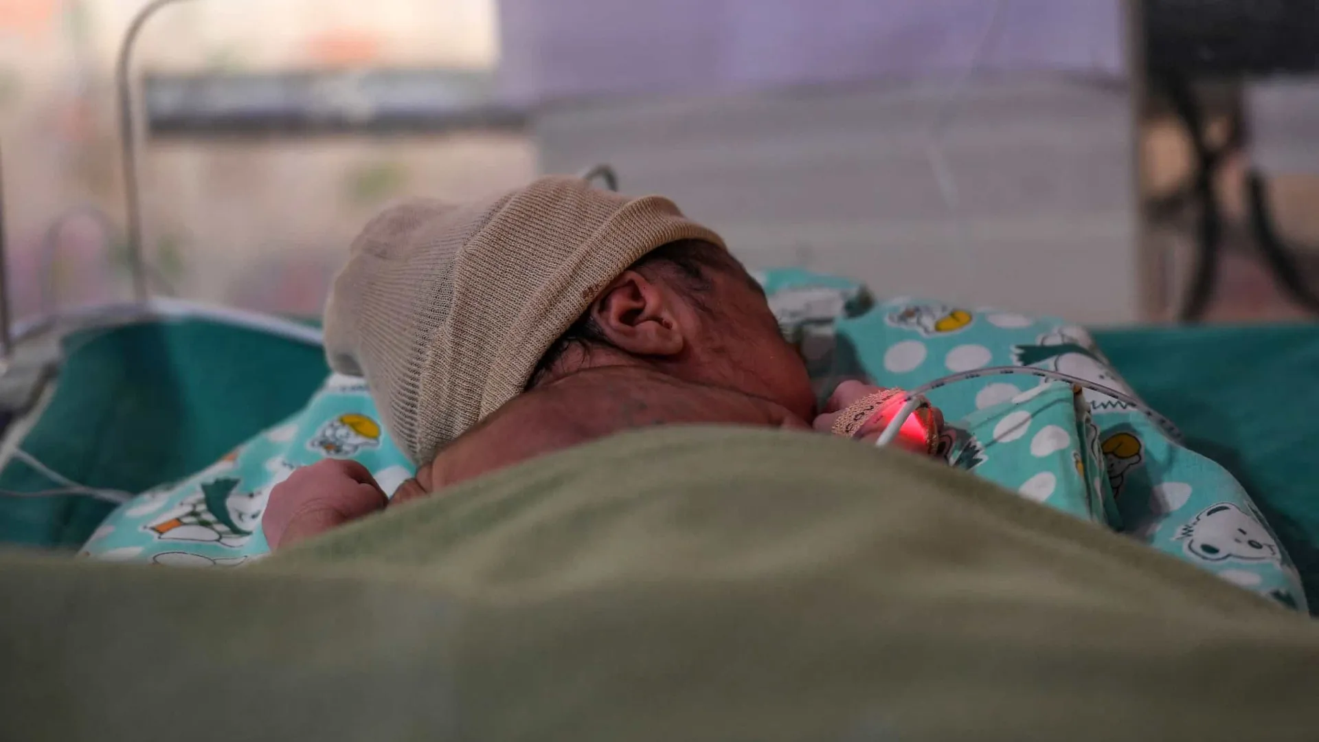 Índia. Bebé abandonado tinha pedra dentro da boca e cola nos lábios