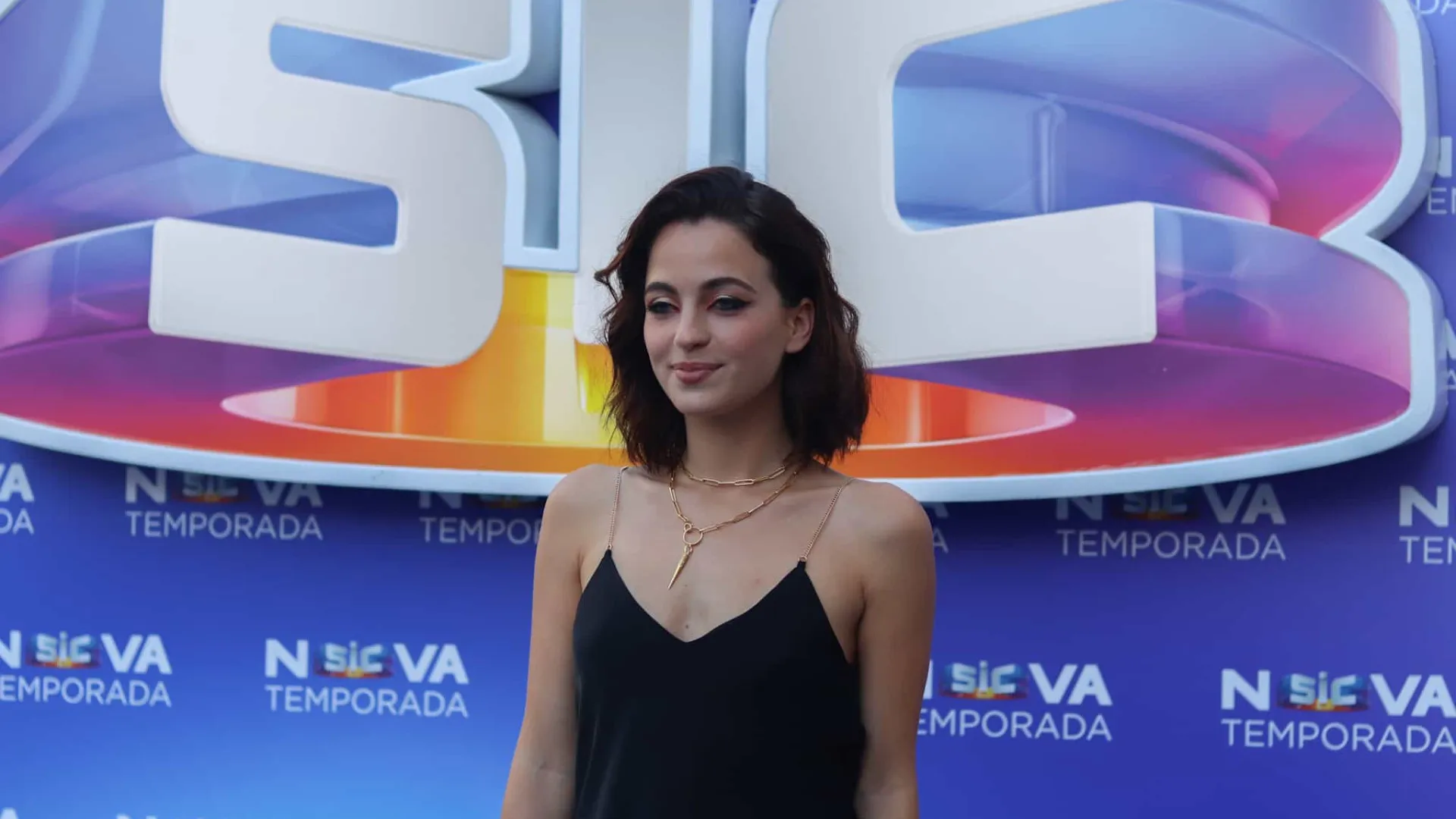 Atriz Bruna Quintas posa completamente nua na praia