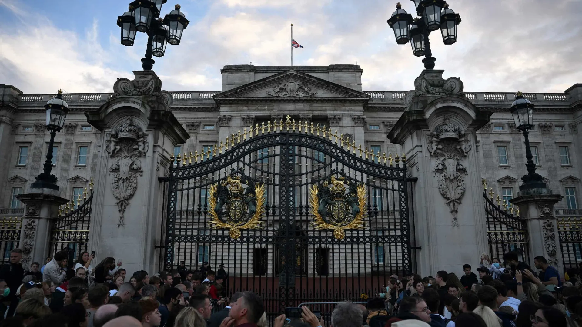 Silêncio, lágrimas da multidão e bandeira a meia haste em Buckingham