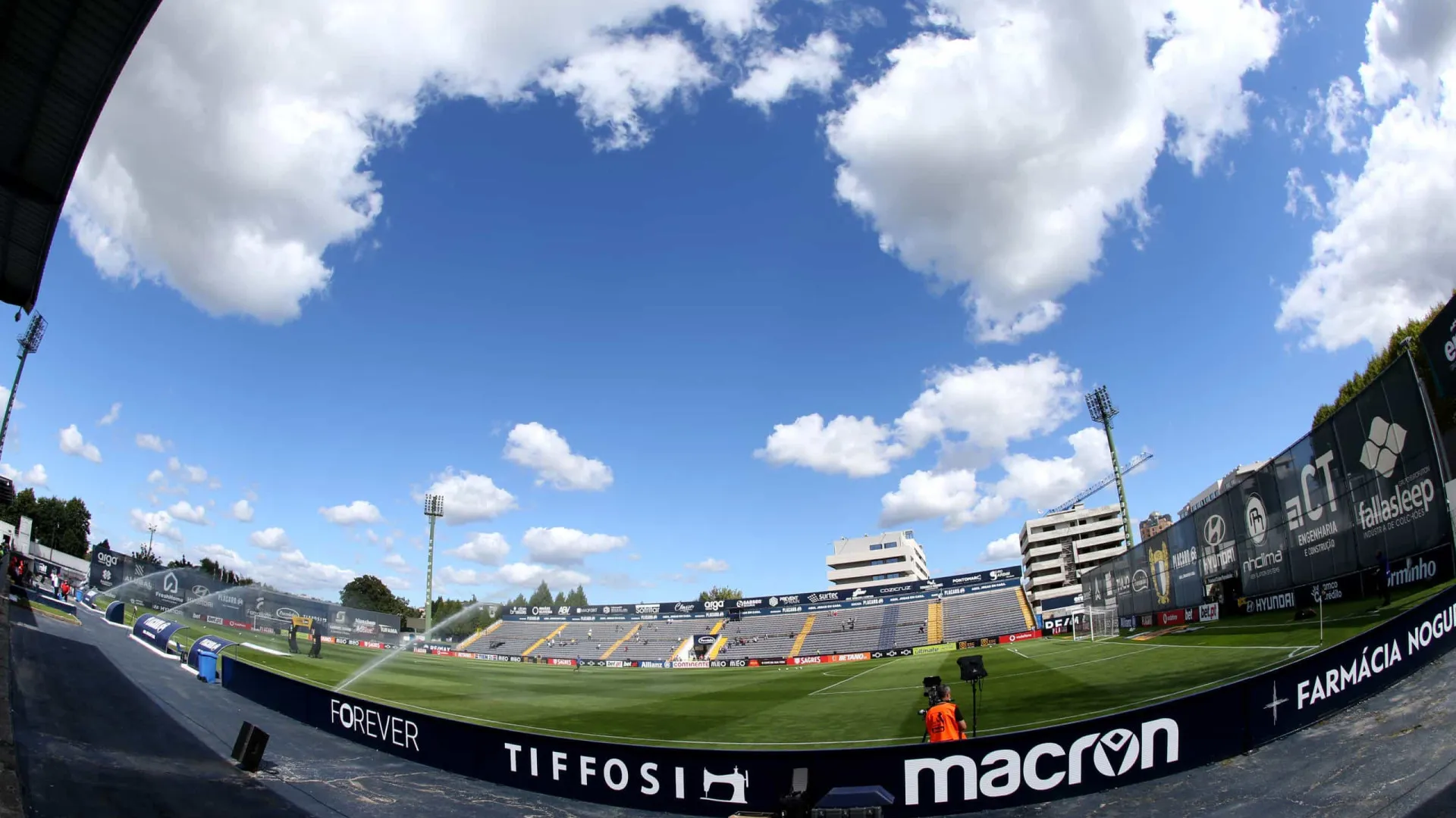 EM DIRETO: Estoril-Nacional e Famalicão-Vitória abrem domingo de I Liga