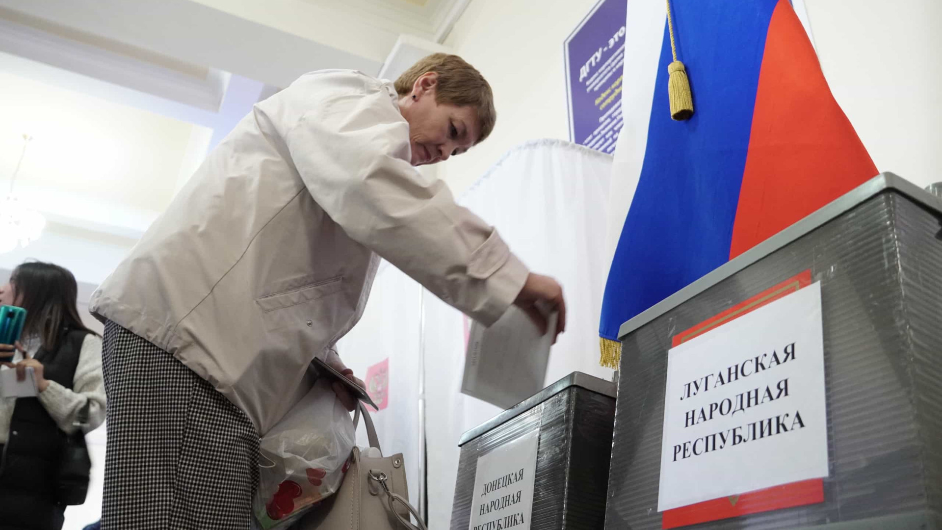 Governador de Lugansk denuncia manipulação de participação no referendo