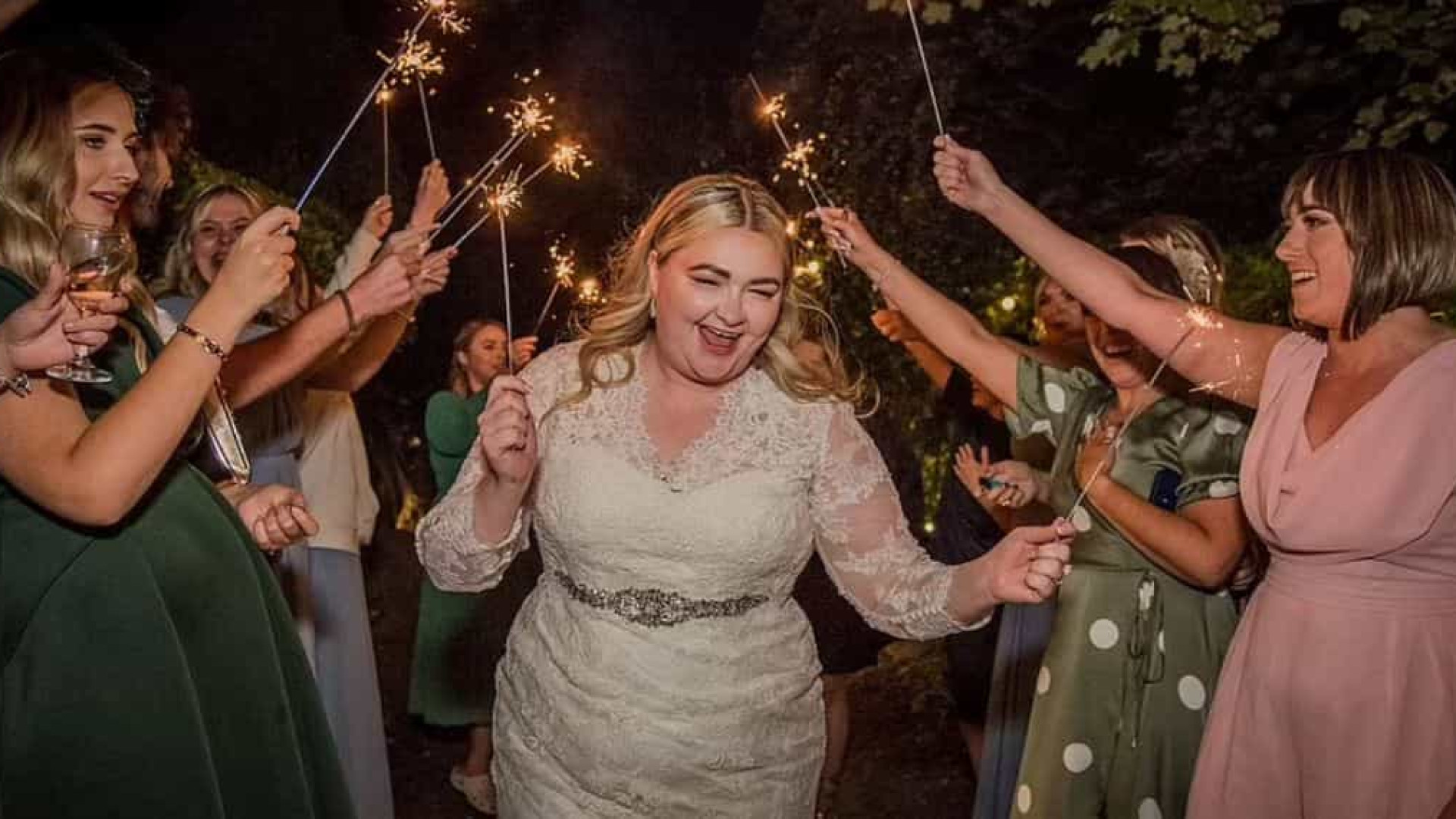 Noiva abandonada no altar segue em frente com festa de casamento imagem