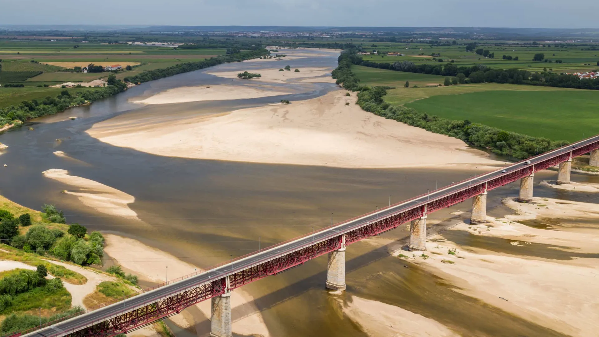 
                    Mau tempo. IC10 encerrado para avaliação técnica da Ponte Salgueiro Maia
                
