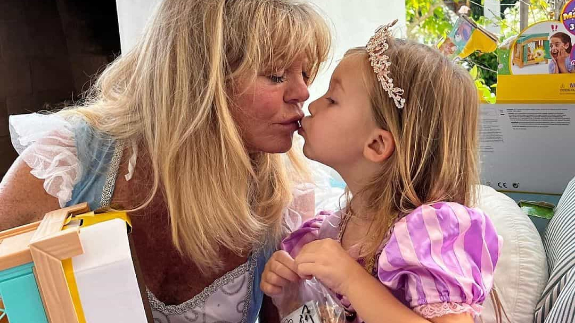 Filha de Kate Hudson combina look de princesa com a avó em dia especial