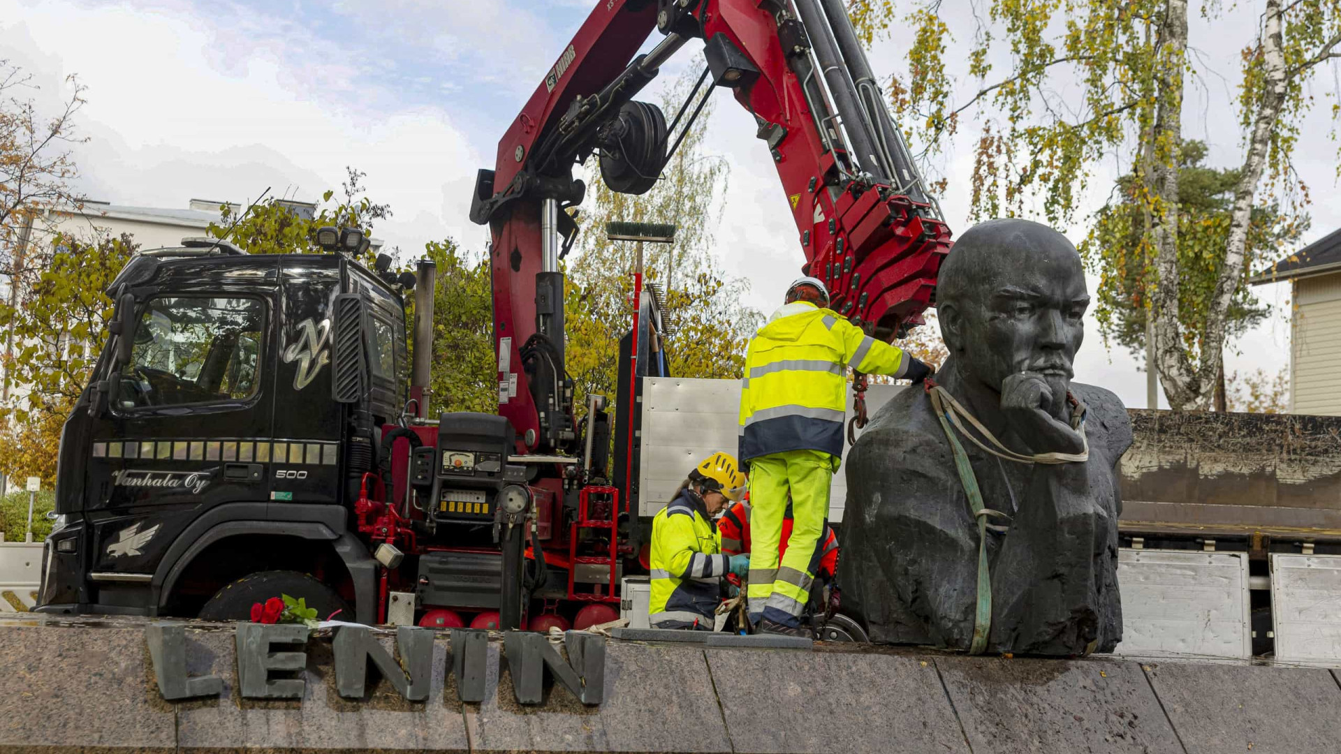 Cidade finlandesa remove última estátua de Lenine exposta publicamente