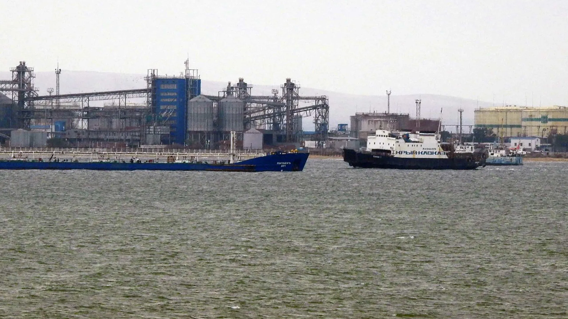 
                    Kyiv reclama ataques a porto no Mar de Azov e refinaria russa em Samara
                