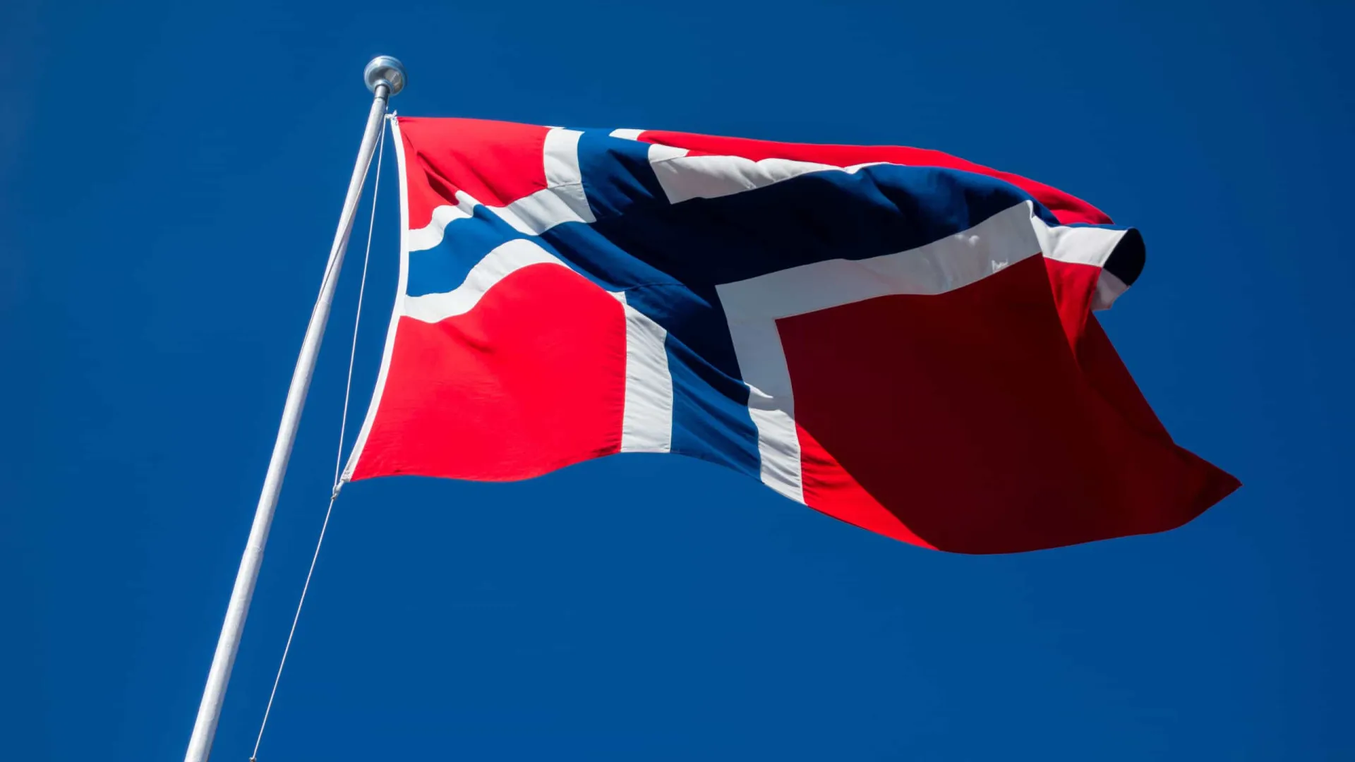 
                    Direita xenófoba ameaça vitória do centro-esquerda em eleições da Noruega
                