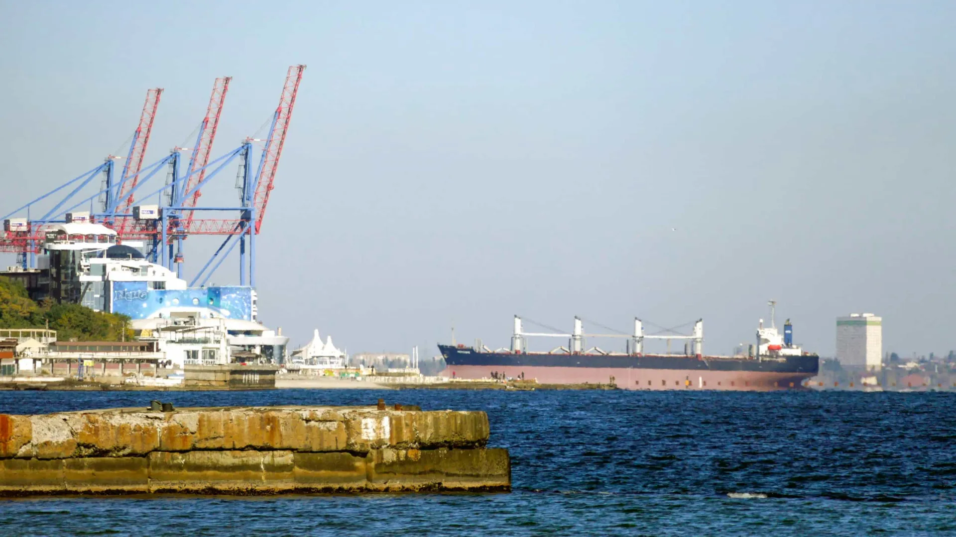 
                    Rússia atingiu porto de Odessa com drones: 