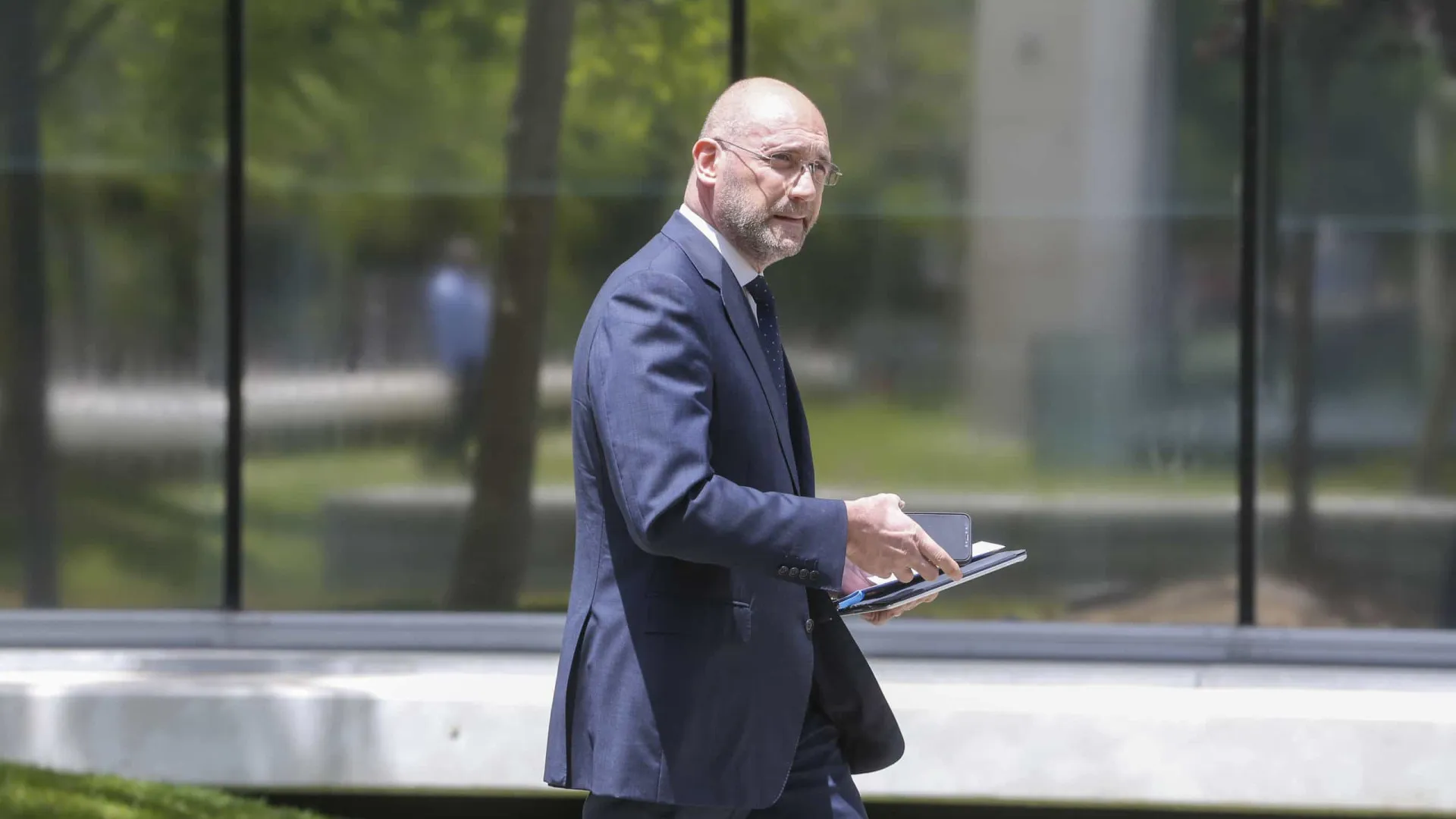 
                    Passos limita-se a dar 