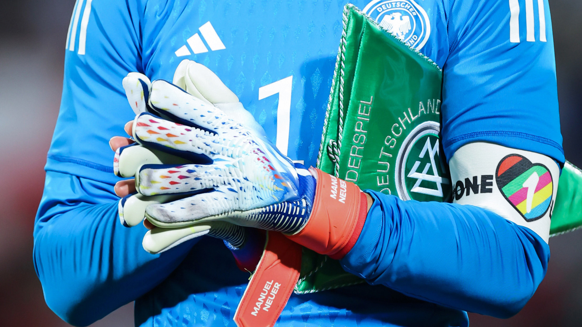 FIFA acusada de chantagear seleções no caso das braçadeiras arco-íris