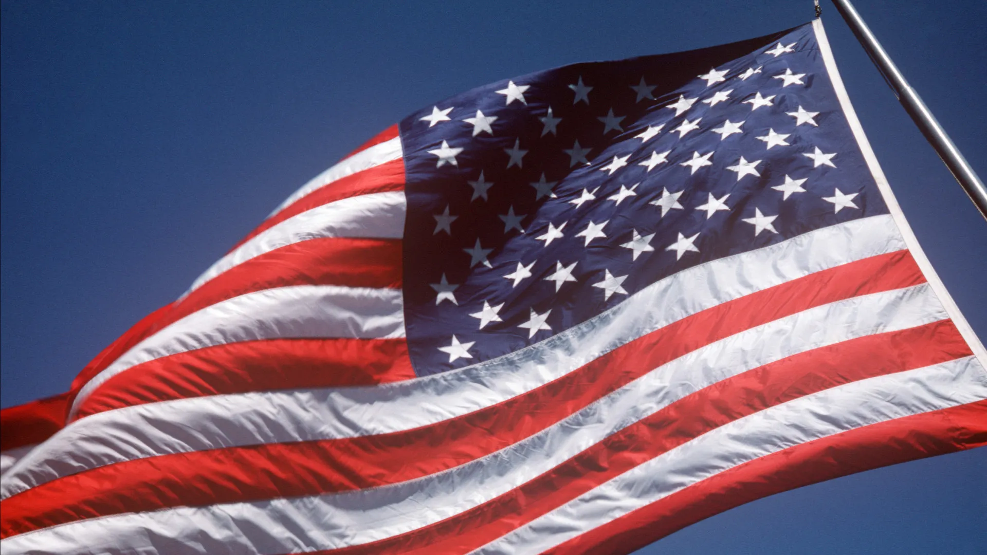 
                    Um dos cinco europeus proibidos de entrar nos EUA contra-ataca na Justiça
                