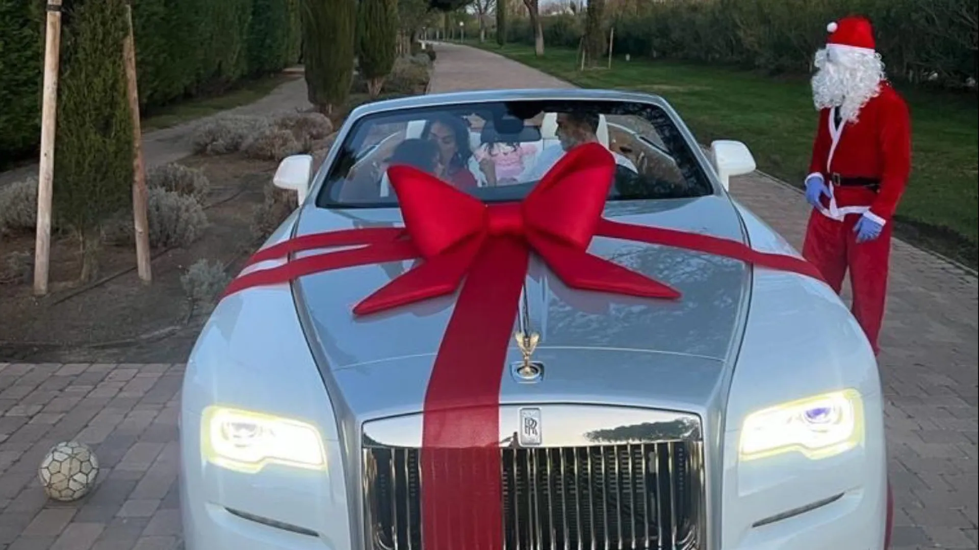 Rolls-Royce Dawn. O descapotável de 570 cv que Georgina ofereceu a CR7