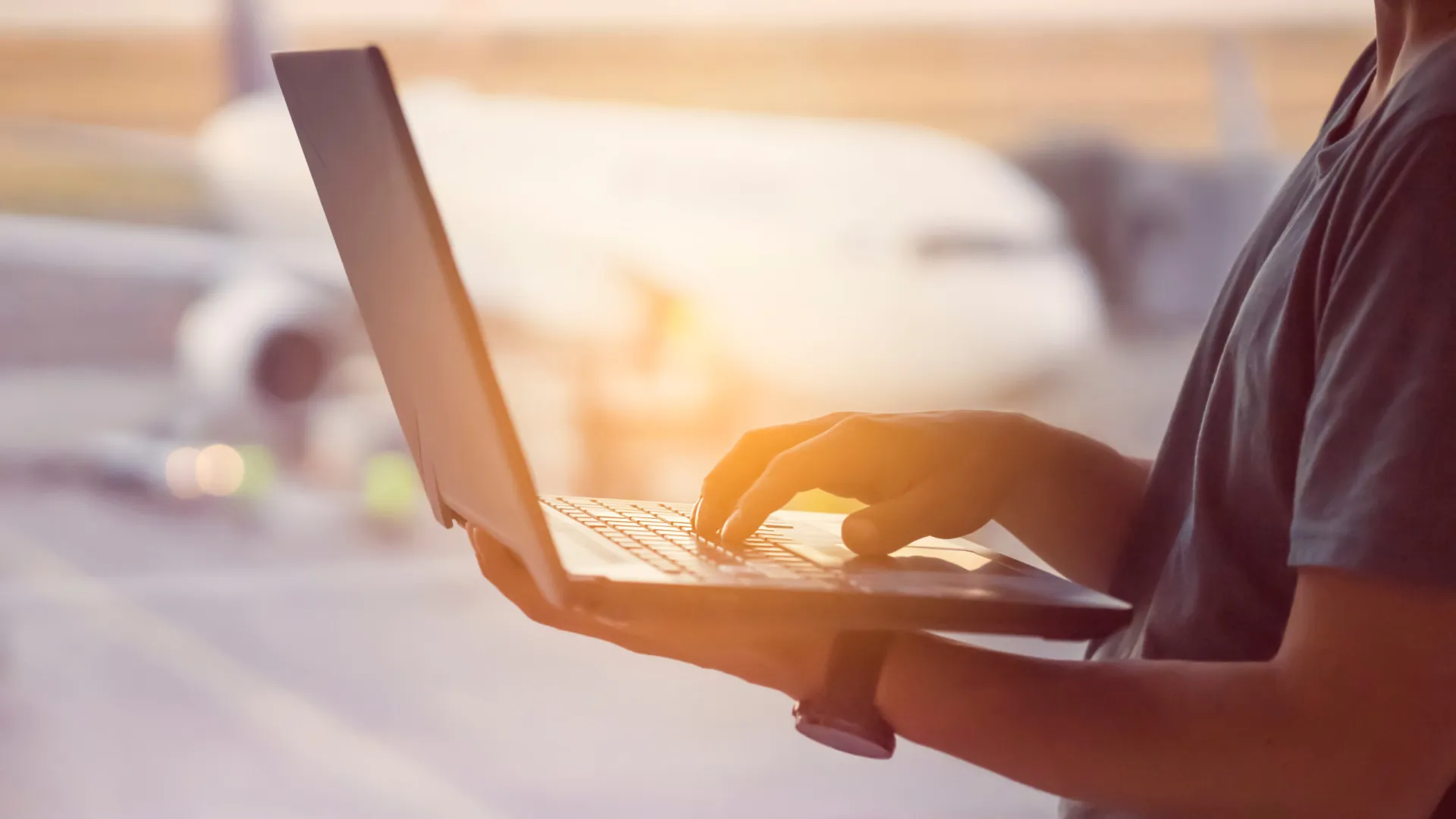 
                    Aeroporto e ferrovia têm de avançar porque 