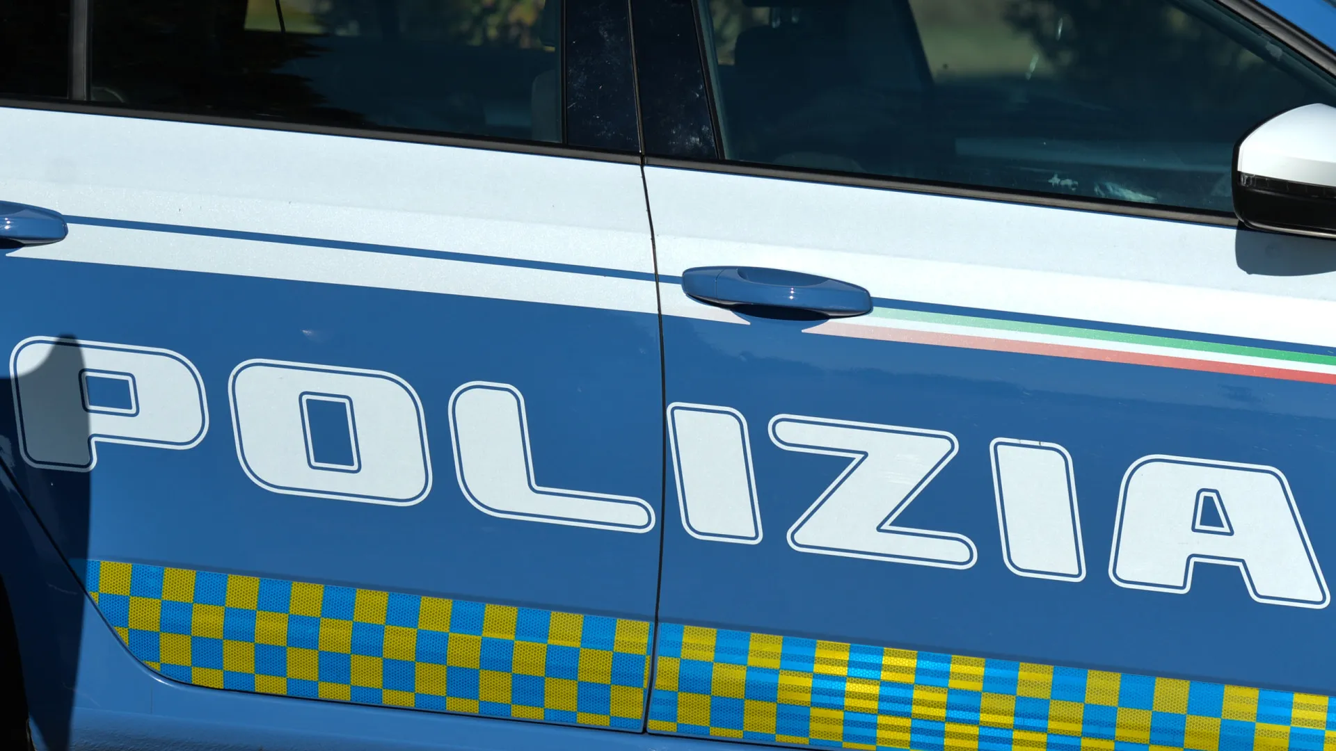 
                    Itália. Mata irmã com facada nas costas após discussão sobre música alta
                