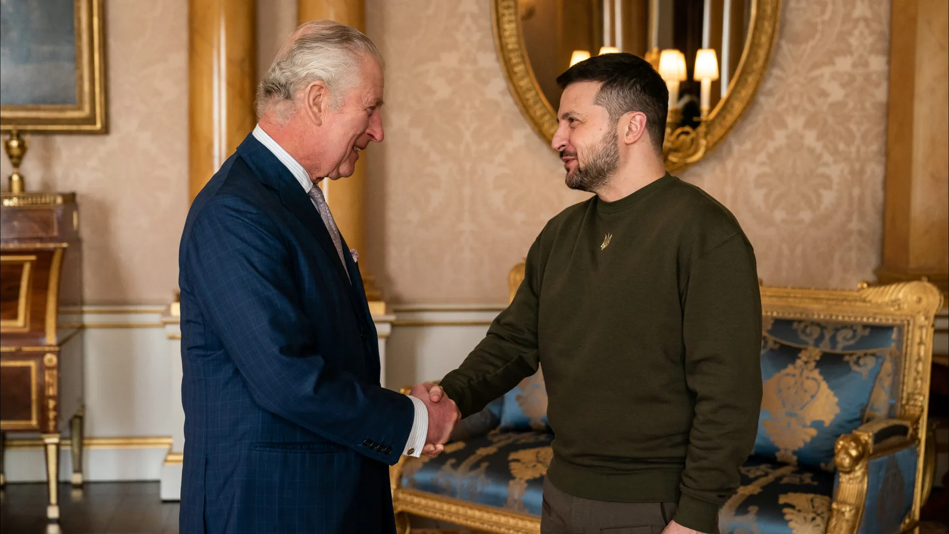 O momento em que o rei Carlos III se encontra com Volodymyr Zelensky