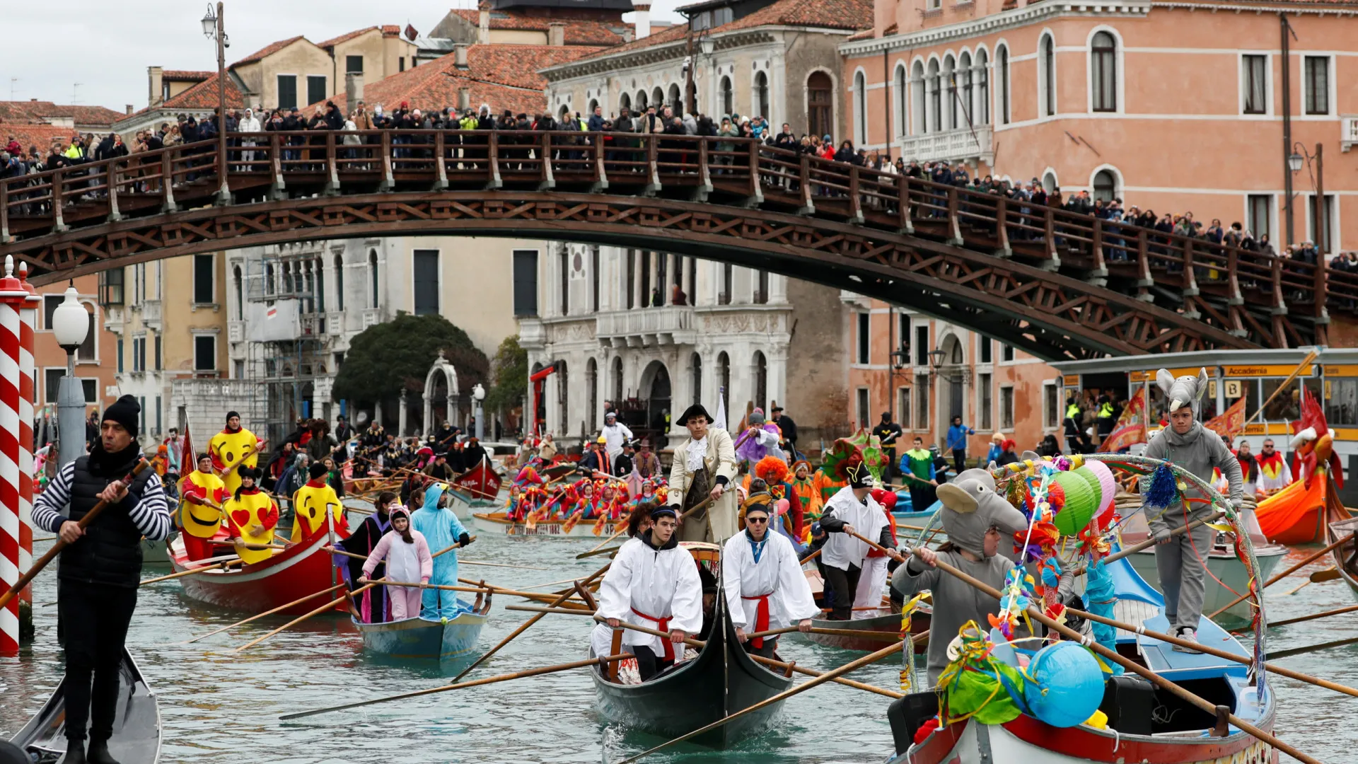 O Carnaval regressou a Veneza em grande, e as imagens são prova disso