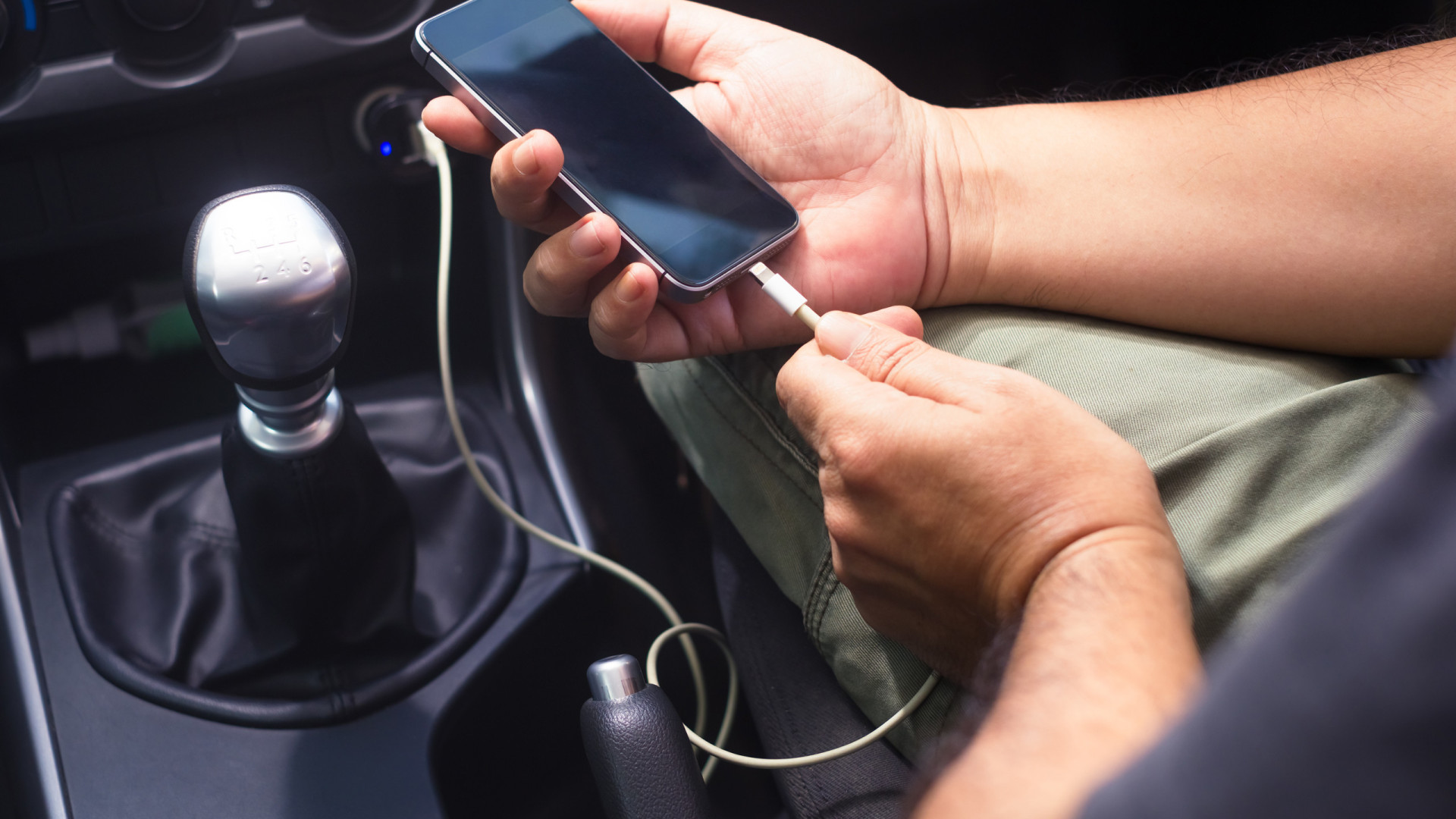 Jovem salta de carro em movimento após ataque de motorista de aplicação