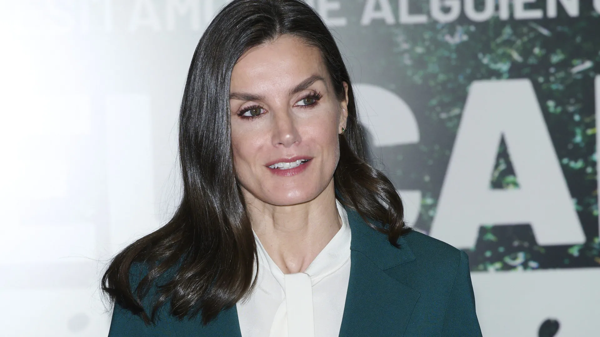 Assentou que 'nem uma luva'! O fato executivo da rainha Letizia