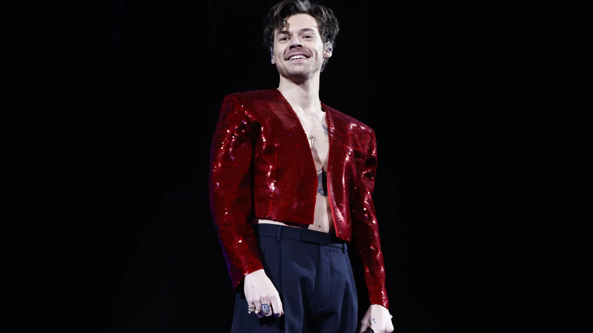 
                    Após seguir a solo, Harry Styles confessa: 