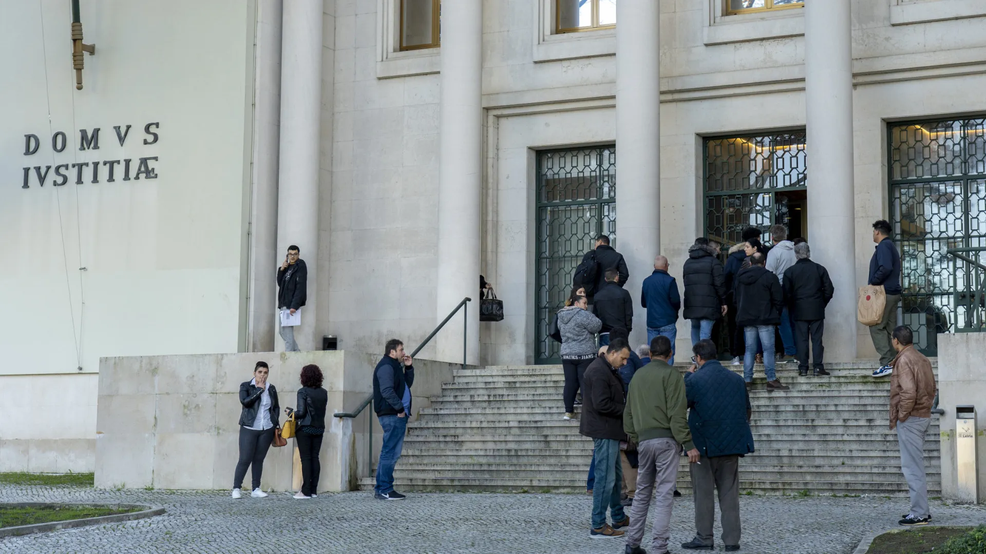 Tráfico de pessoas e falsificação? Casal em silêncio no tribunal