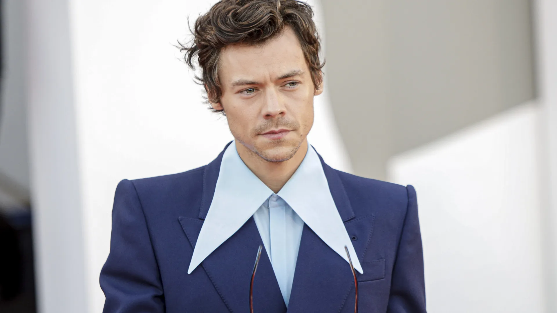 
                    Harry Styles com a namorada Zoë Kravitz no aniversário da morte de Liam
                