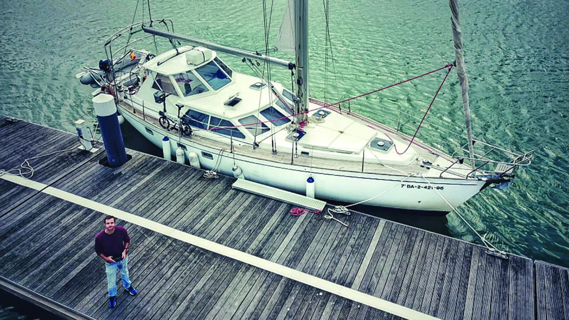 Max Fercondini trabalhou como ator e agora vive em barco. "Não é luxuoso"