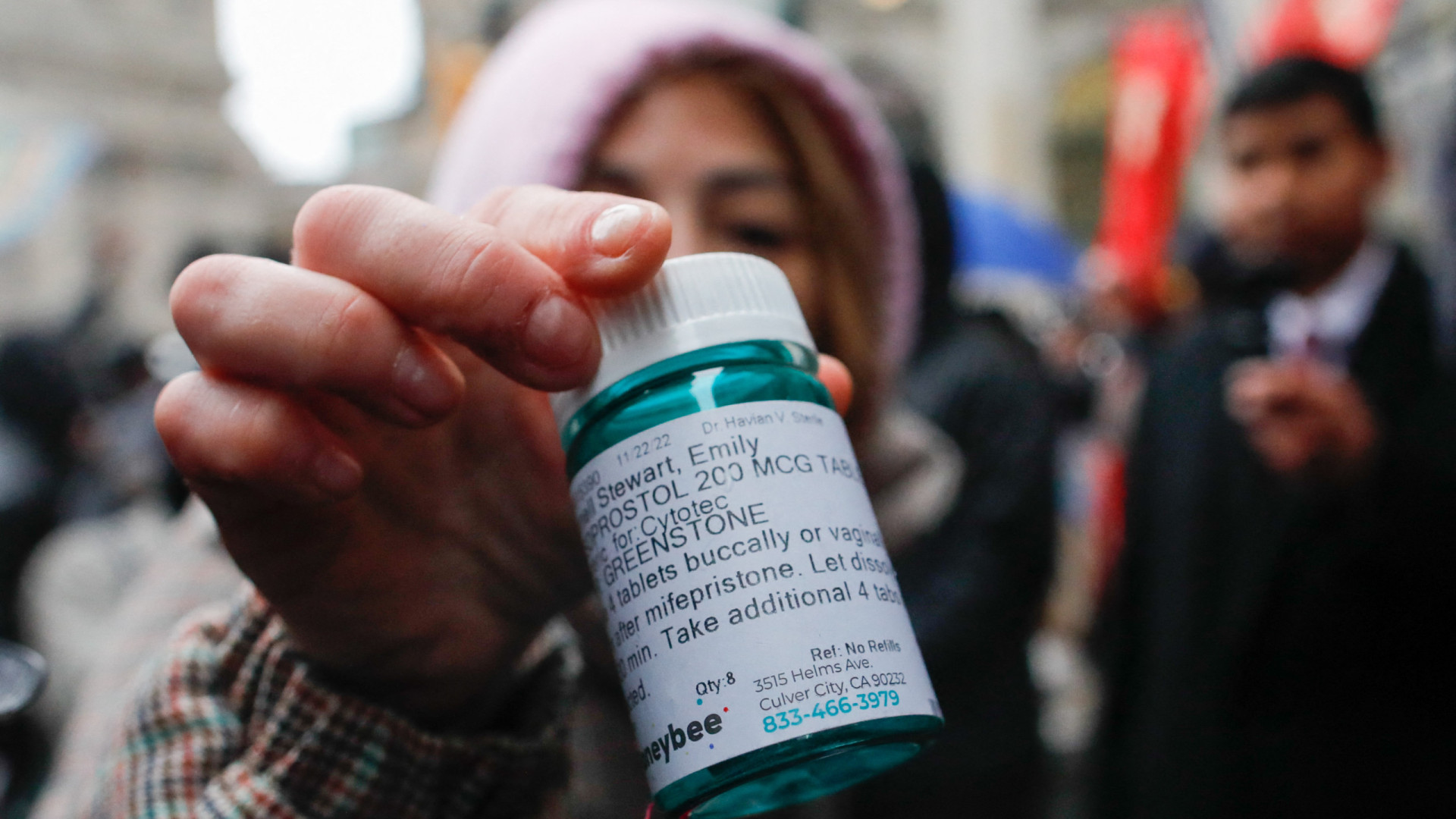 Perseguiu ‘ex’ após aborto e processou amigas nos EUA. Agora, desistiu