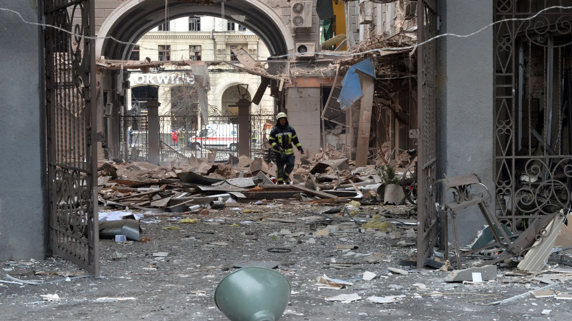 
                    Rússia acusa Kyiv de matar pelo menos 24 pessoas com ataque em Kherson
                