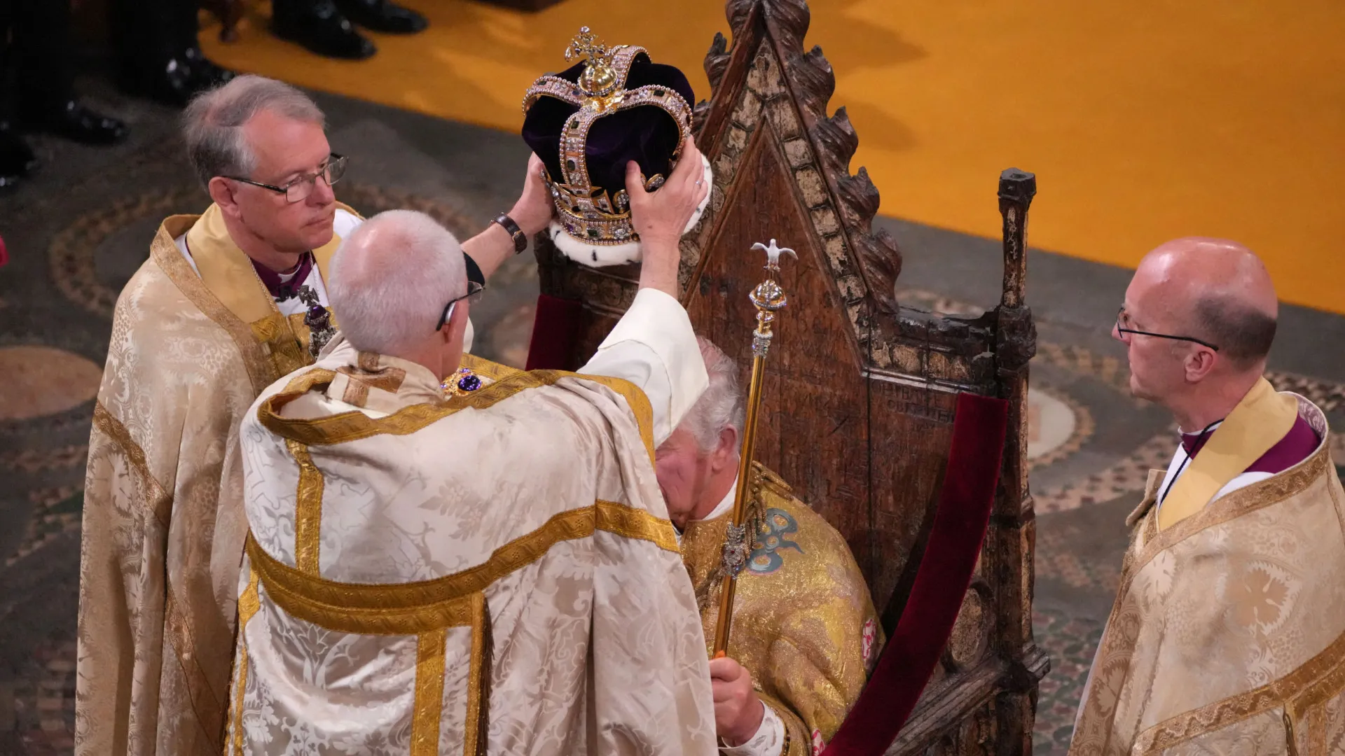 Reino Unido: Carlos III coroado como monarca em imagens