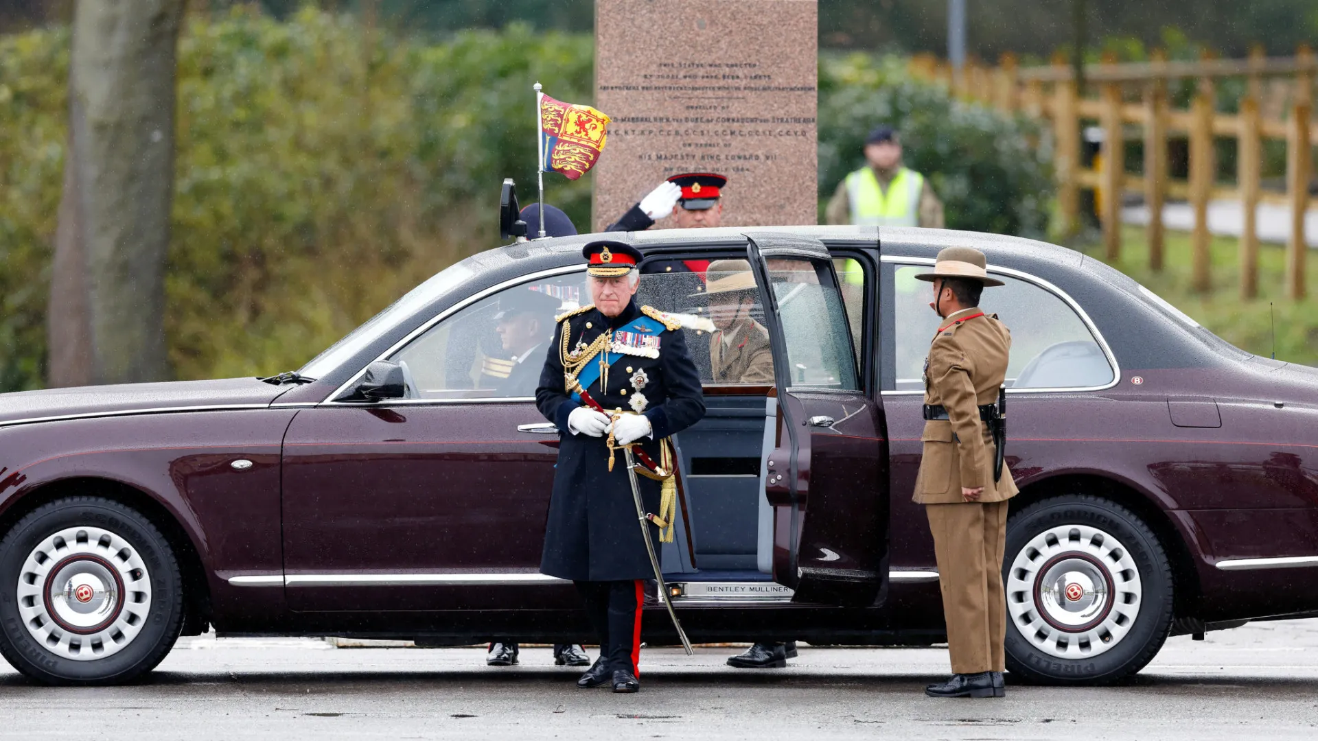 Garagem de luxo de Carlos III, rei de Inglaterra, até tem dois elétricos