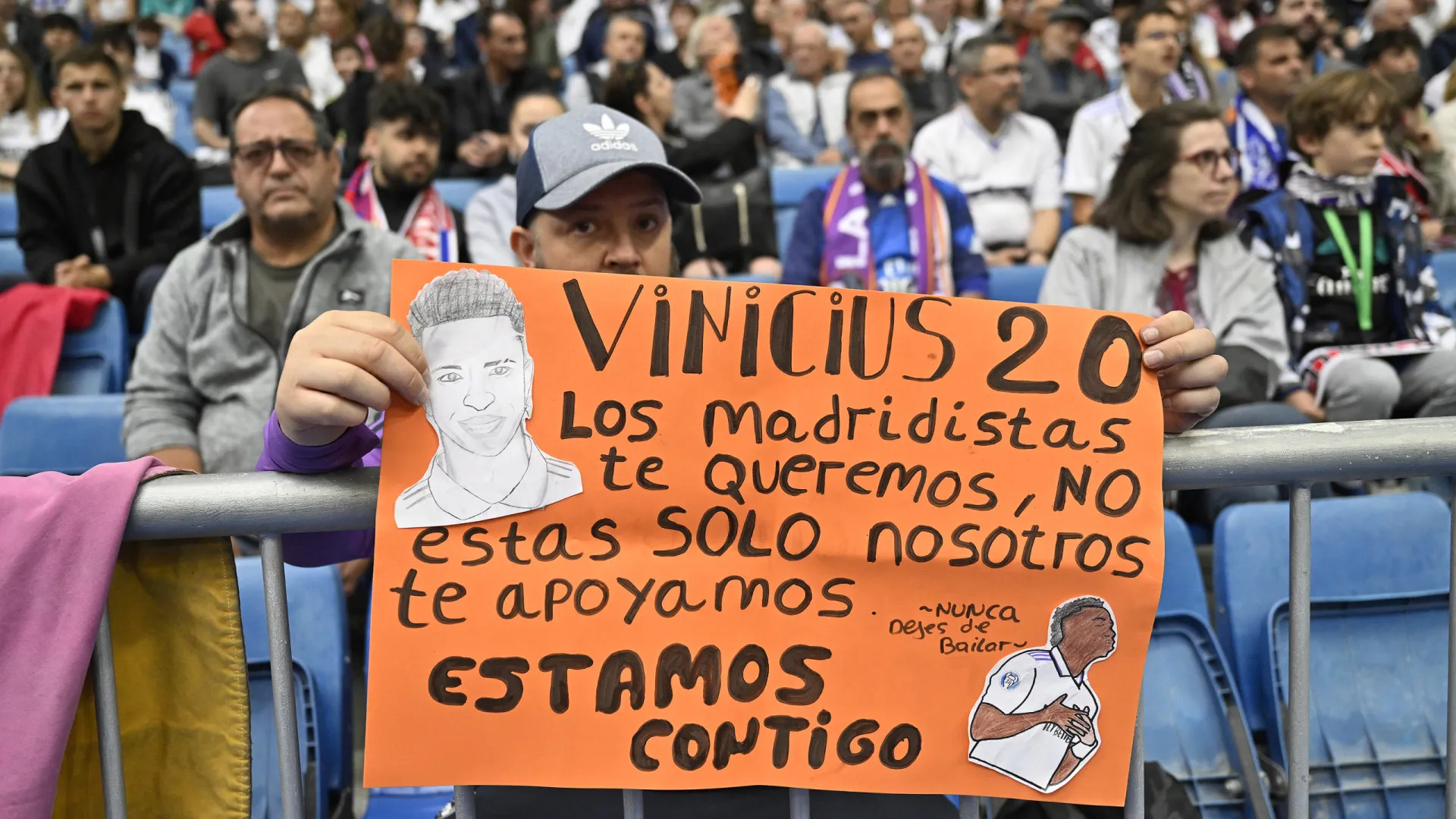 Dos cartazes e tarjas aos aplausos. Eis a homenagem a Vinícius em Madrid