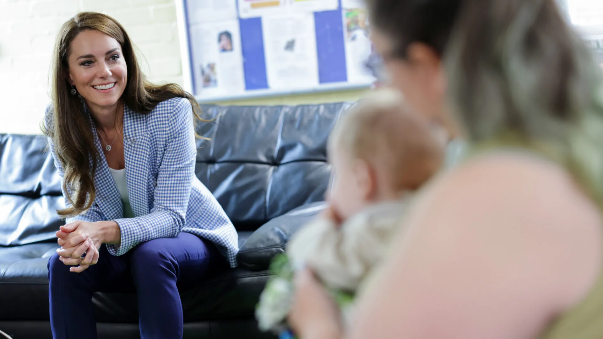 Princesa Kate Middleton faz sucesso com blazer da Zara