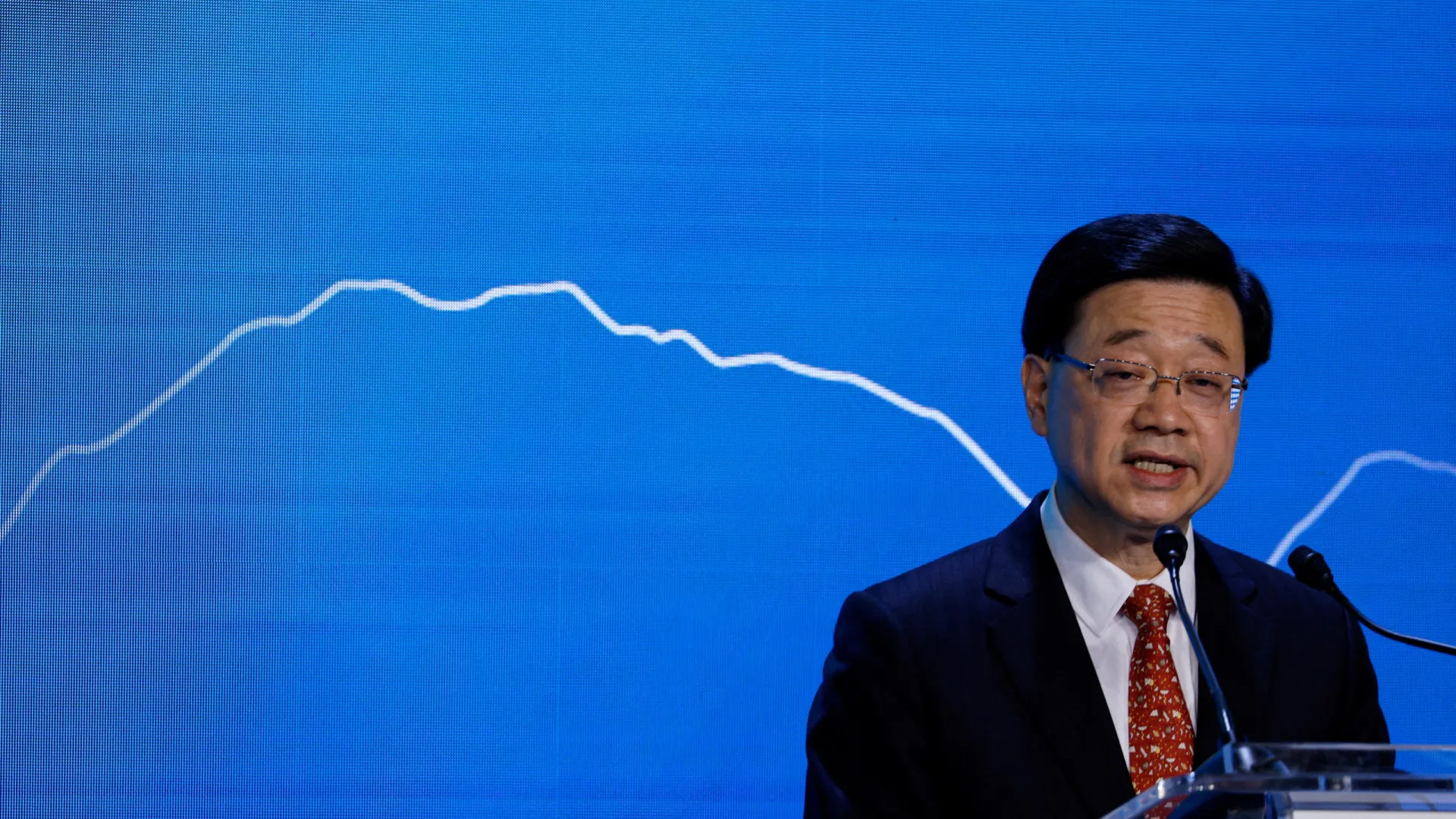 
                    Líder de Hong Kong apela ao voto em legislativas marcadas por incêndio
                