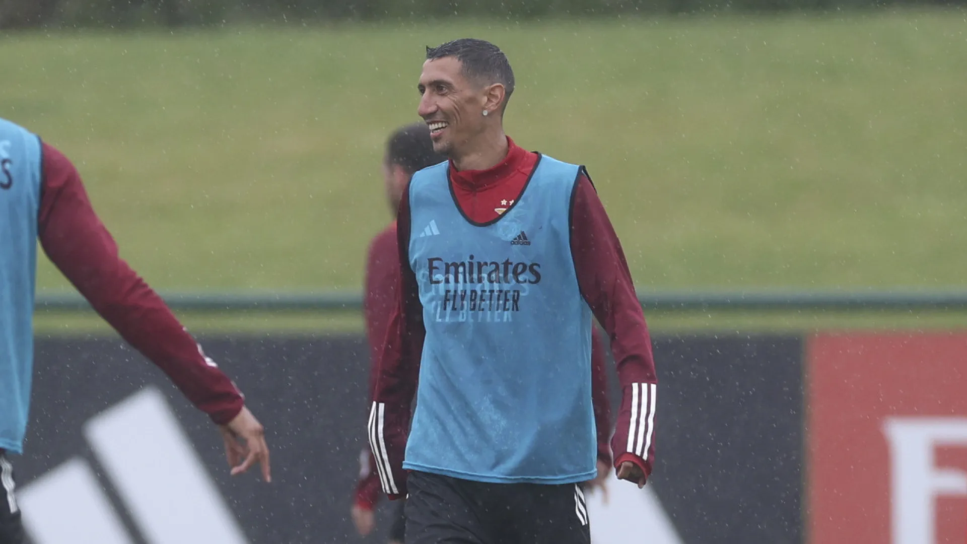 Nem a chuva trava a alegria. Eis as imagens de mais um treino do Benfica
