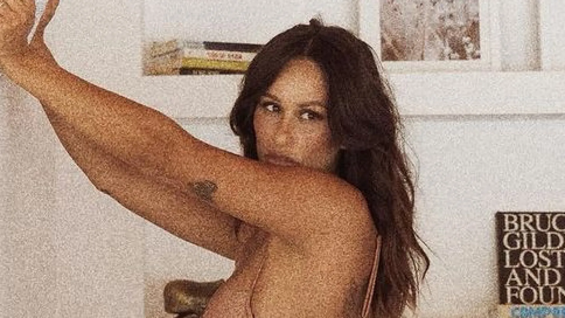 Rita Pereira estuda os textos de forma... sensual