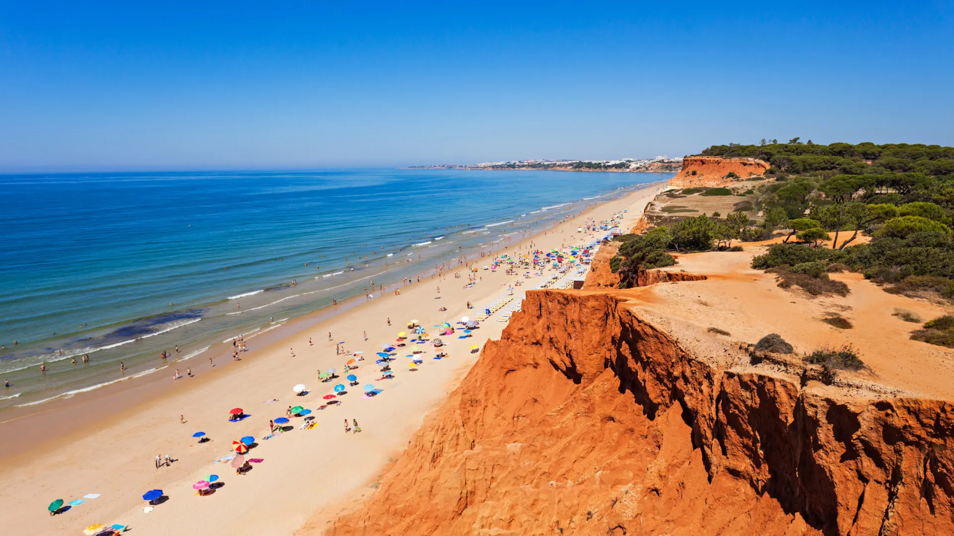 Oito praias imperdíveis em Portugal para 'ir a banhos' este verão