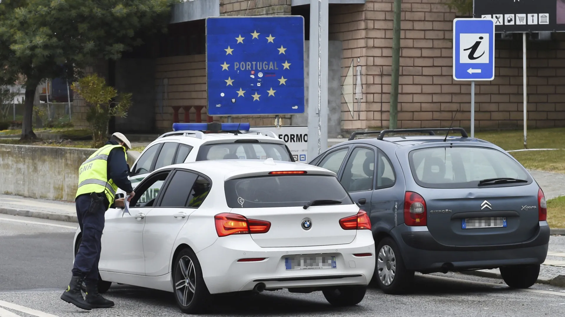 
                    Portugueses regressam ao país acolhedor 