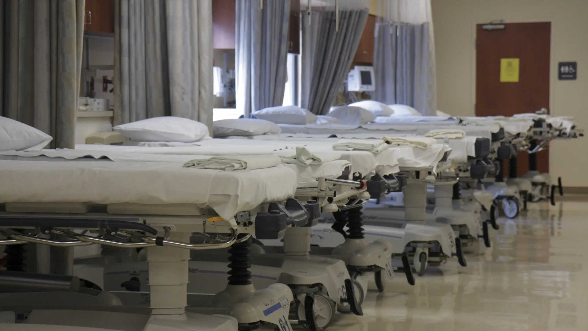 
                    Famílias dos EUA em pânico com aumento nos planos de saúde: 