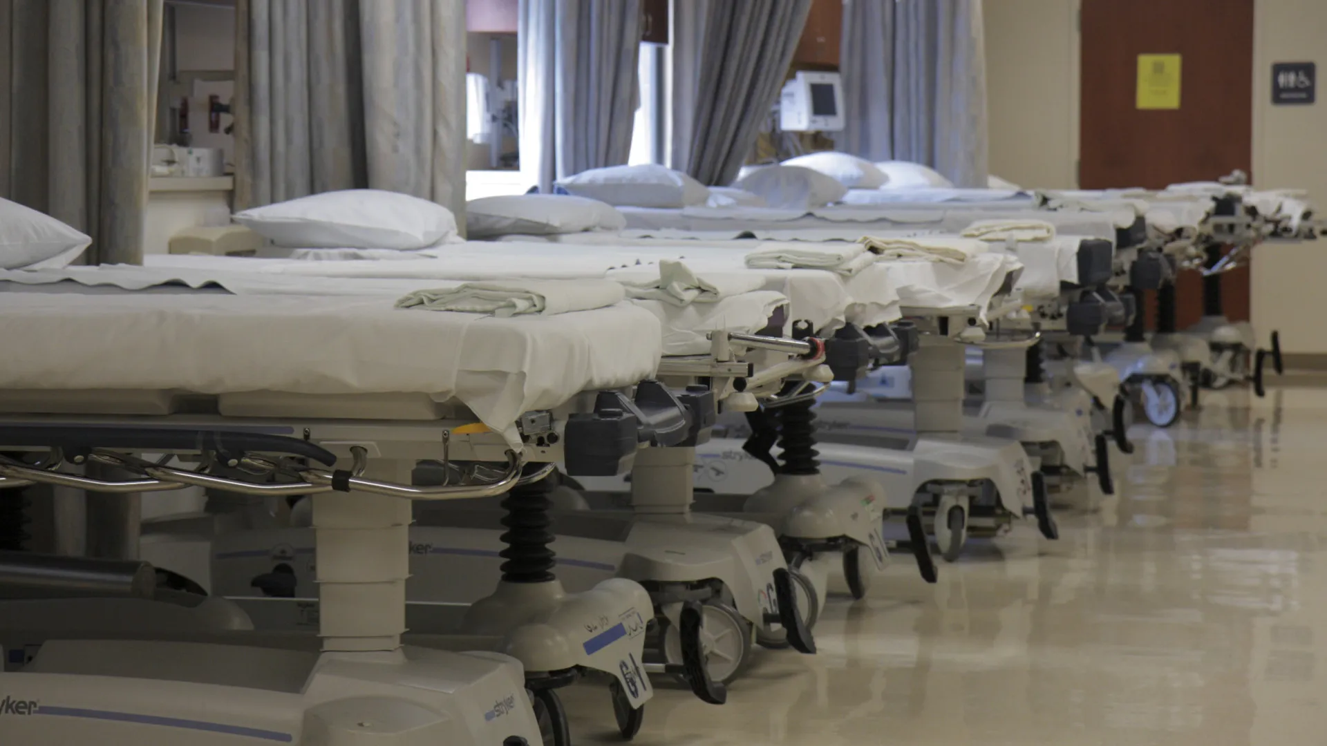 Famílias dos EUA em pânico com aumento nos planos de saúde: