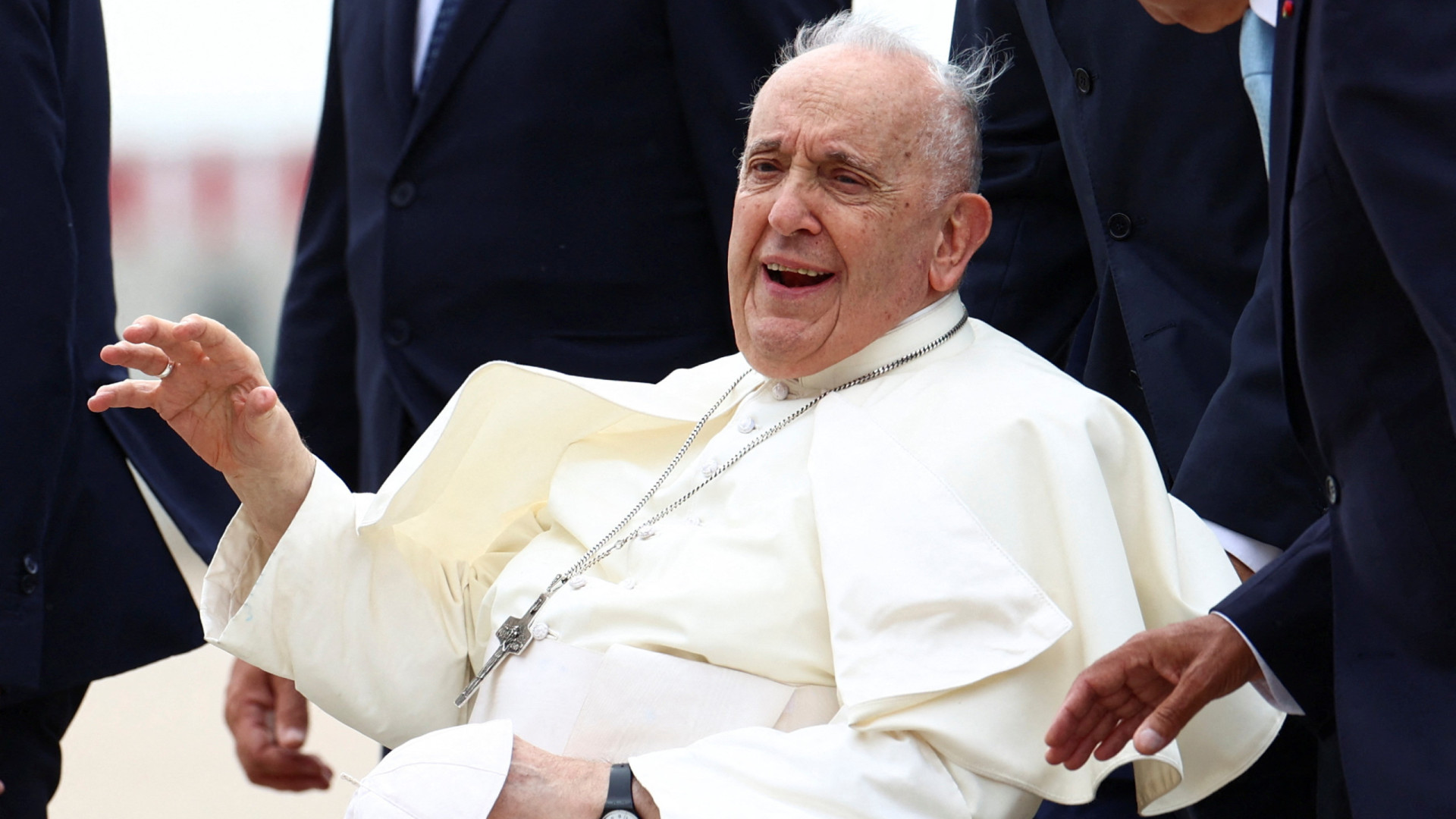 JMJ. Papa volta a saudar pessoas e a benzer bebé na rua