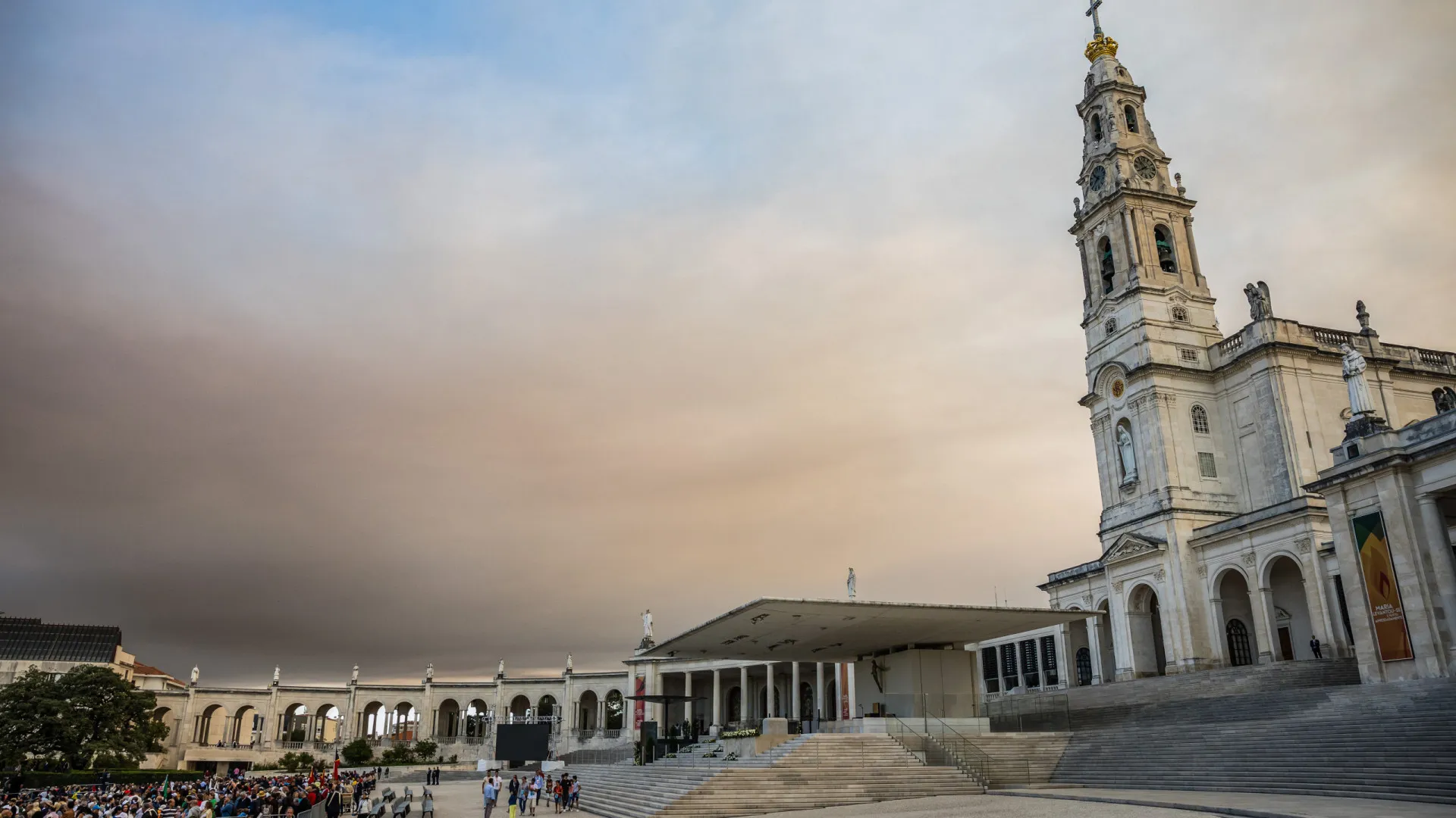 
                    Cerca de 120 bombeiros instalados em centro do Santuário de Fátima
                