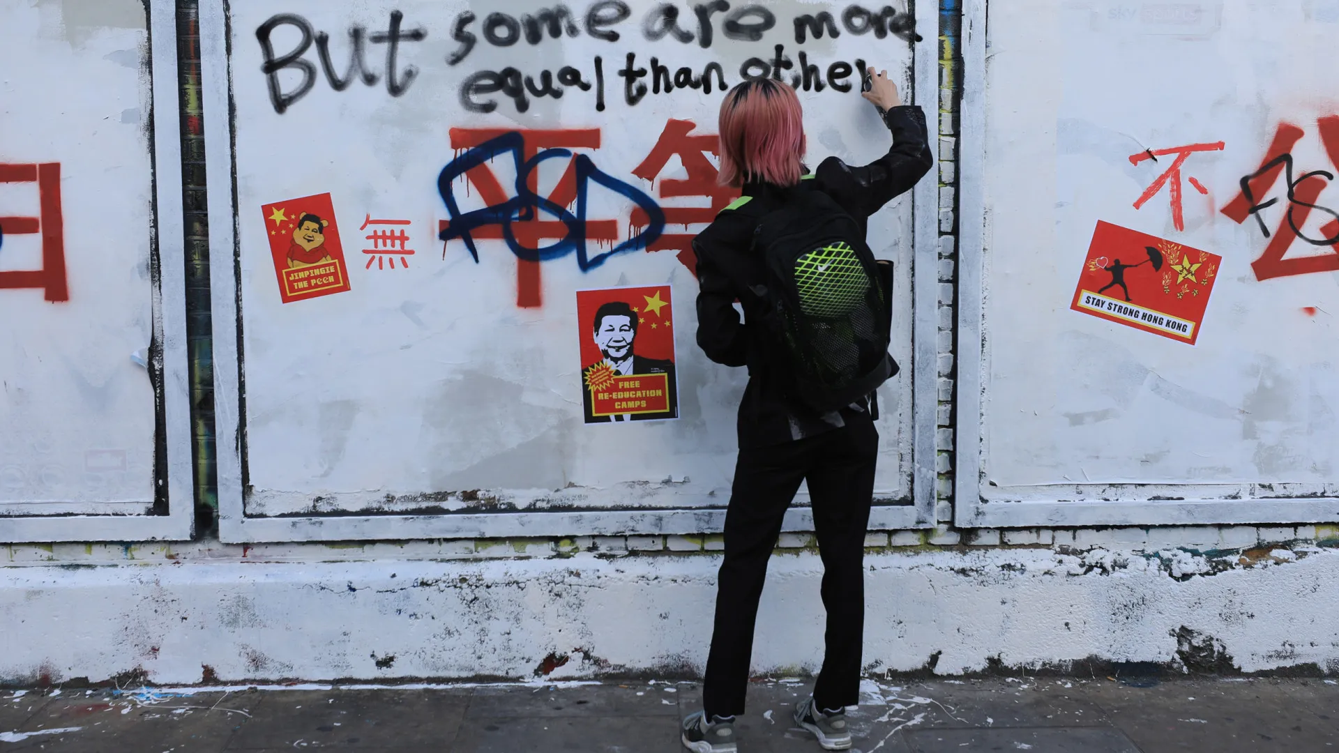 Muro em Londres é tela de propaganda chinesa e manifestantes. As imagens