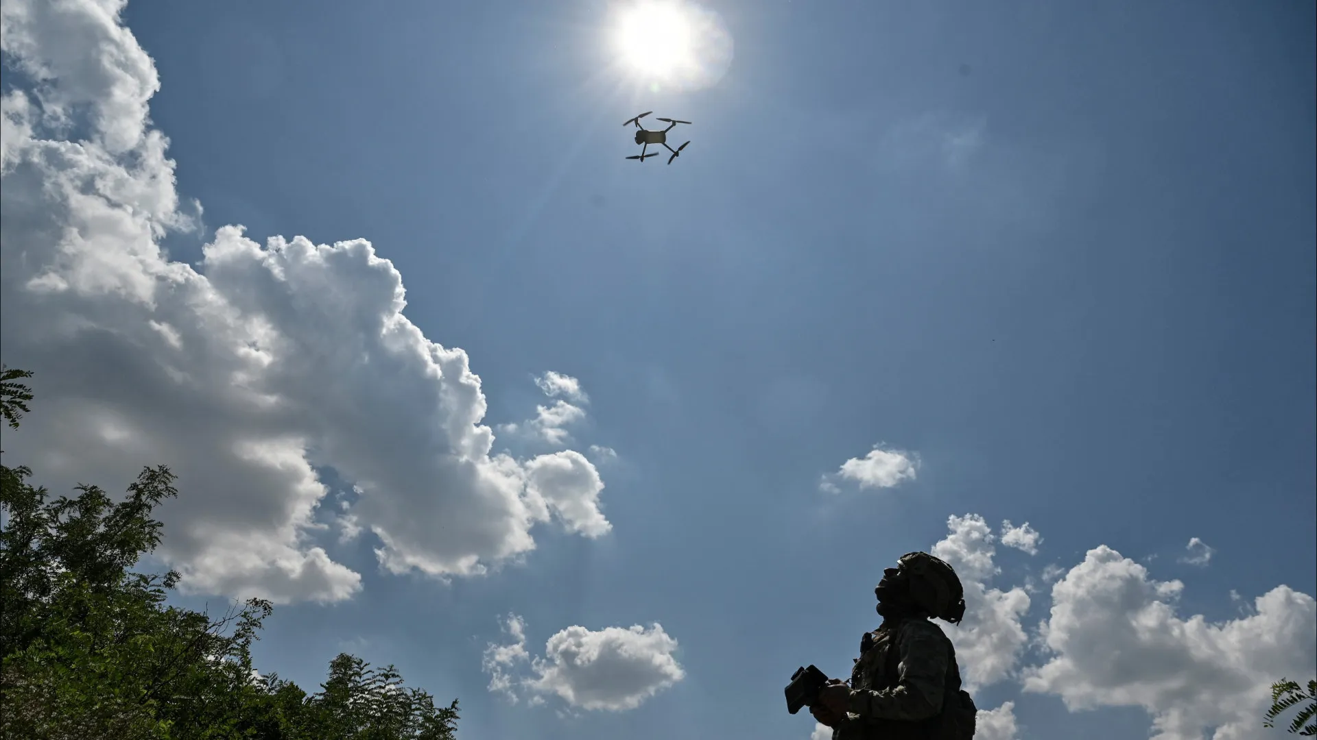 
                    Militares holandeses abrem fogo contra drones sobre a Base Aérea de Volkel
                