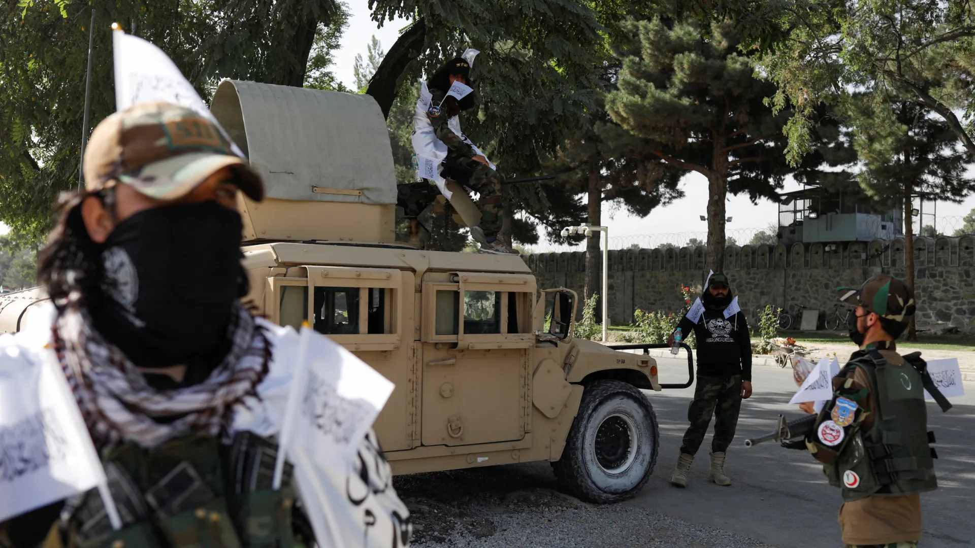 
                    Talibãs prometem vingança após ataque paquistanês em Cabul
                