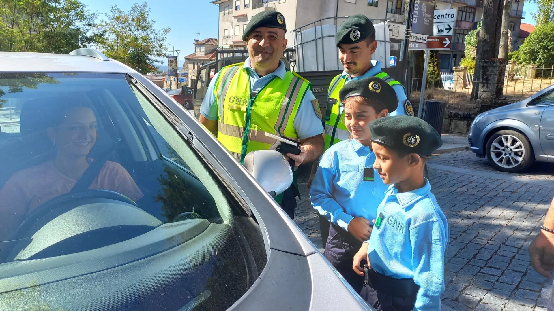 "Pequenos heróis" com farda da GNR saíram à rua e fiscalizaram condutores
