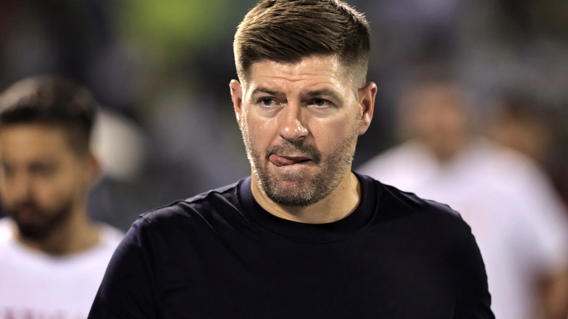 
                    Gerrard defende Slot e aborda regresso ao Liverpool: 